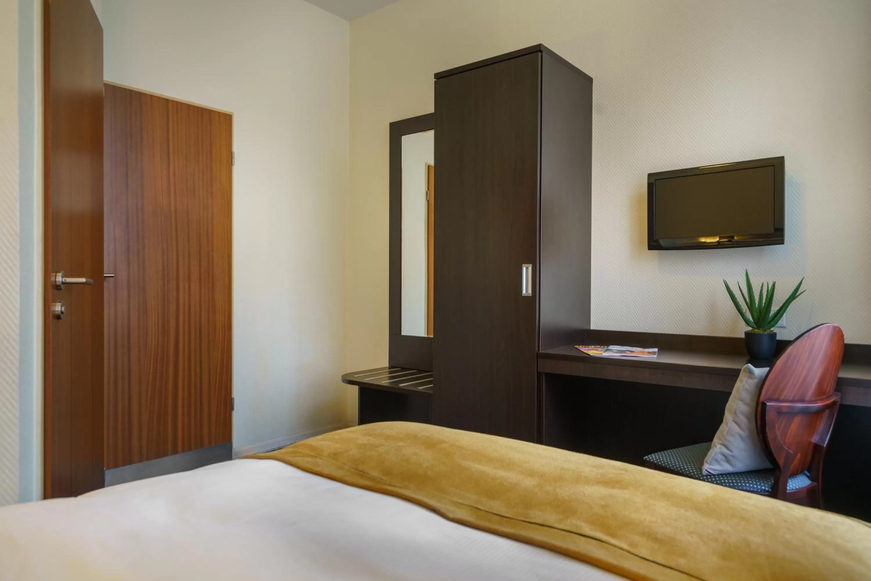 Photo of the whole room, Bed in Hotel Continental Hamburg Hauptbahnhof