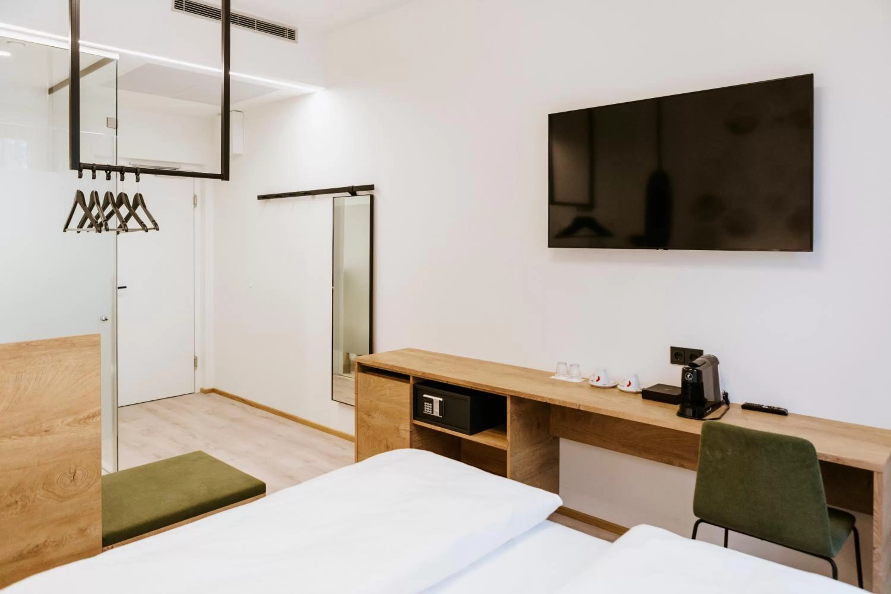 TV and multimedia, TV/Entertainment Center in BEE GREEN Linz Self-Check-in-Hotel