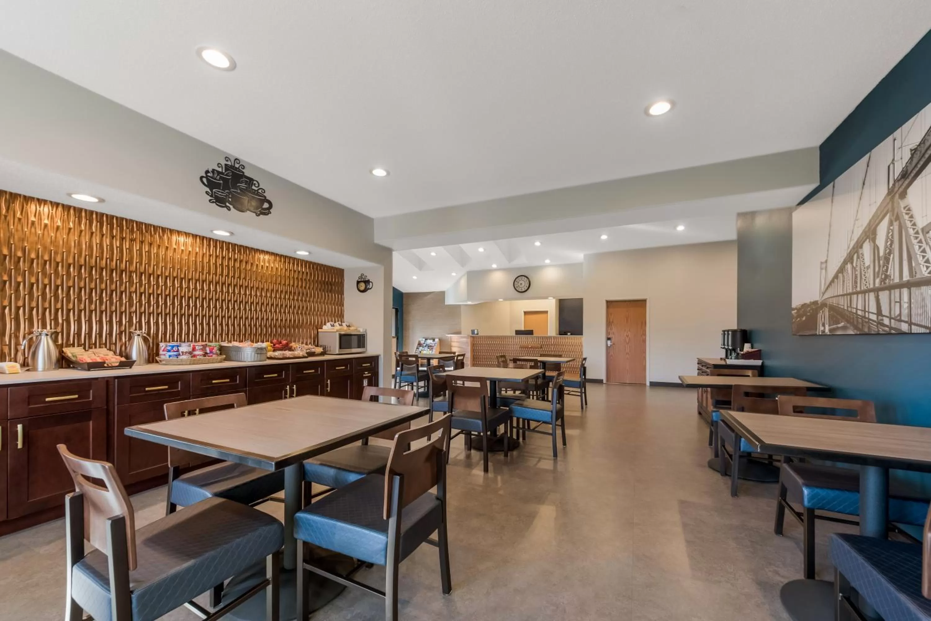 Food and drinks in SureStay Plus Hotel by Best Western Highland Poughkeepsie