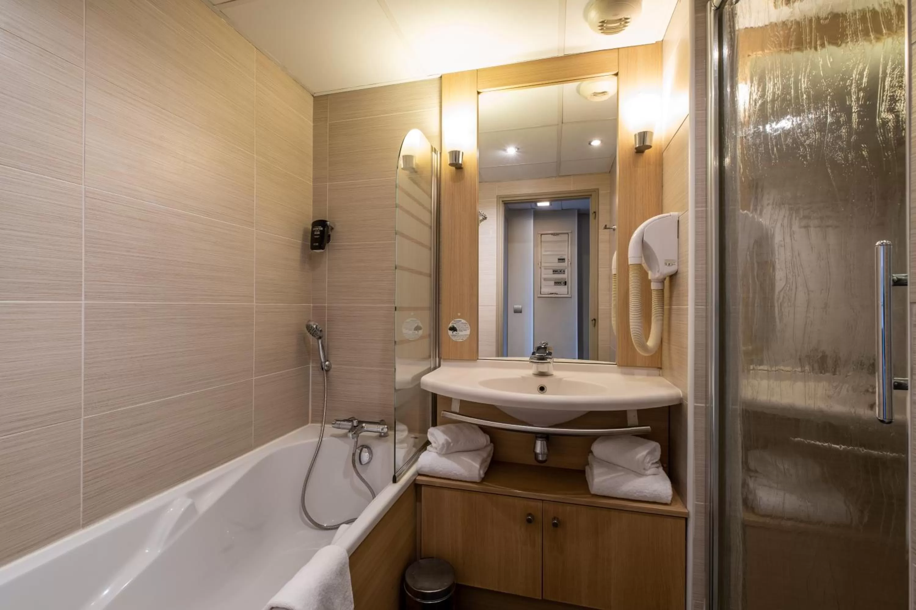 Bathroom in Clarion Aparthotel Toulouse Blagnac Airport