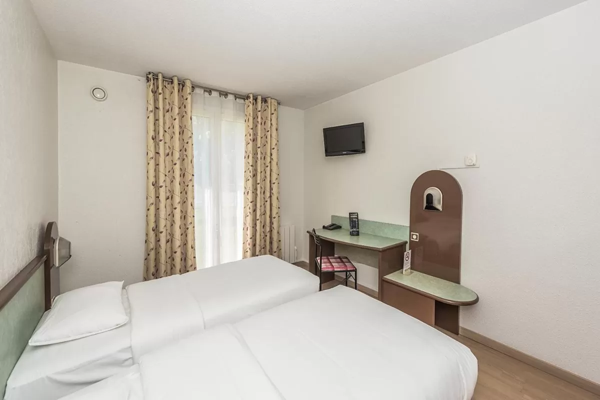 Bed in Hostellerie Saint Vincent Beauvais Aeroport