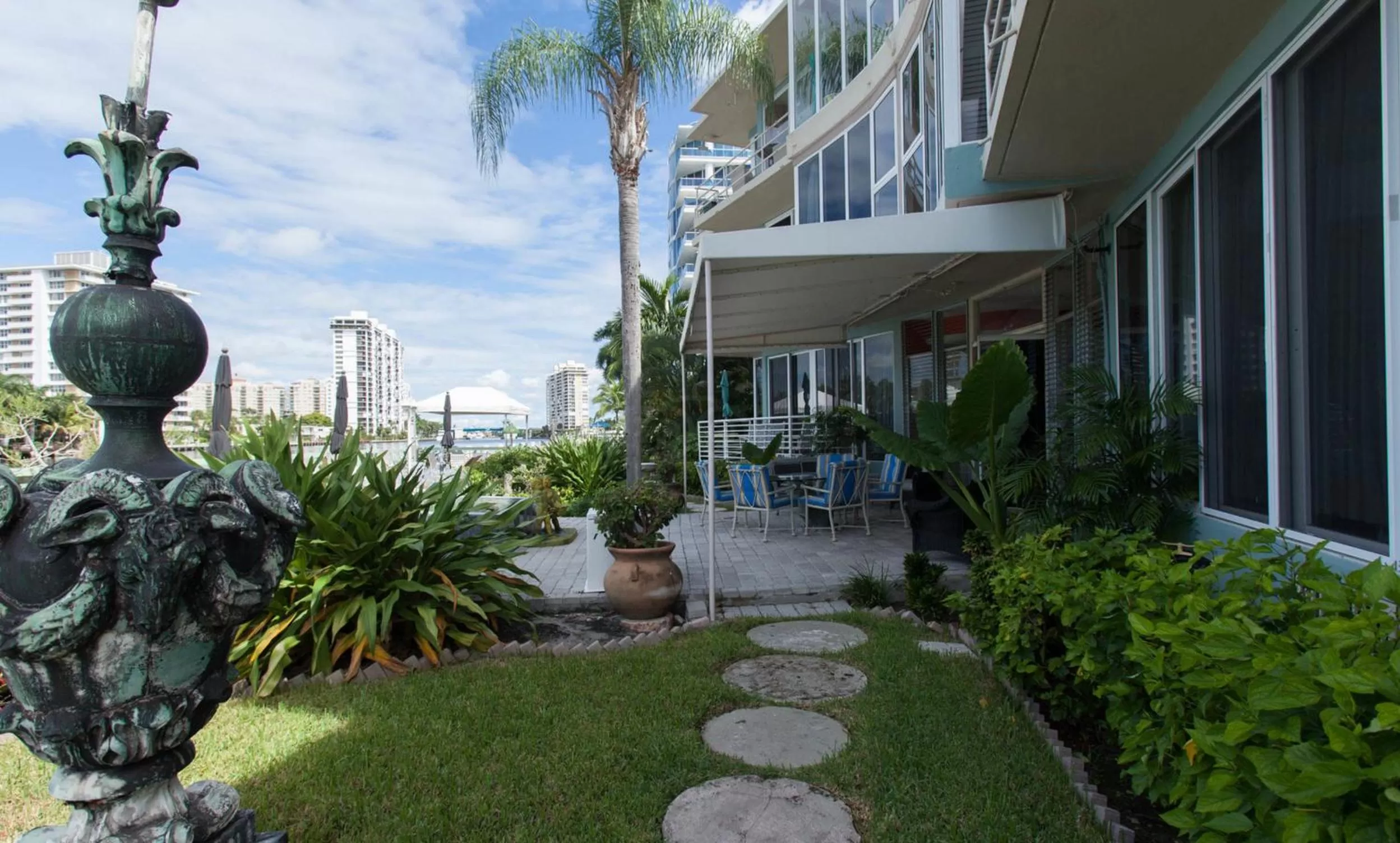 Patio in Manhattan Tower Apartment Hotel