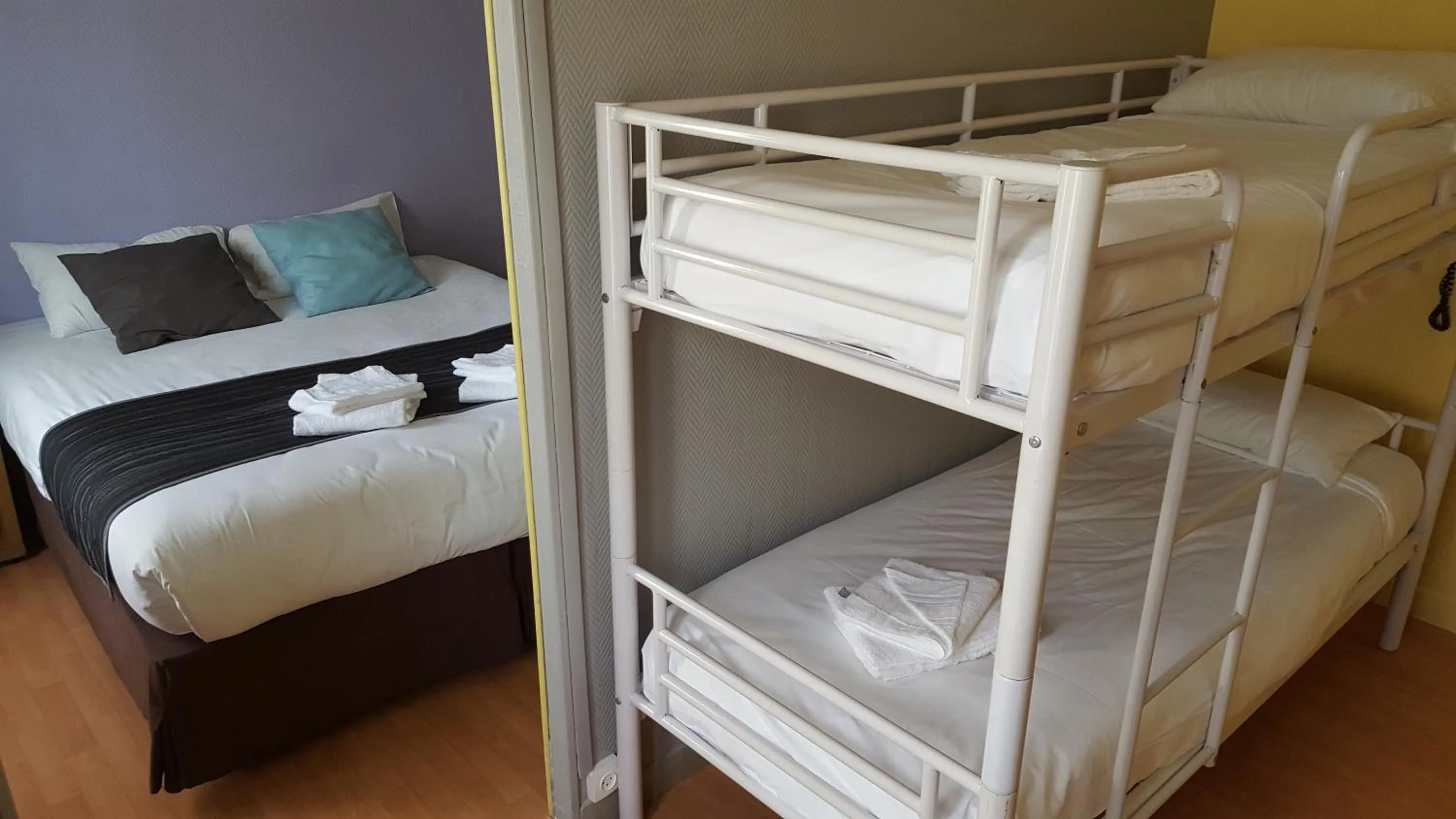 Bedroom, Bed in Le Montclair Montmartre by River