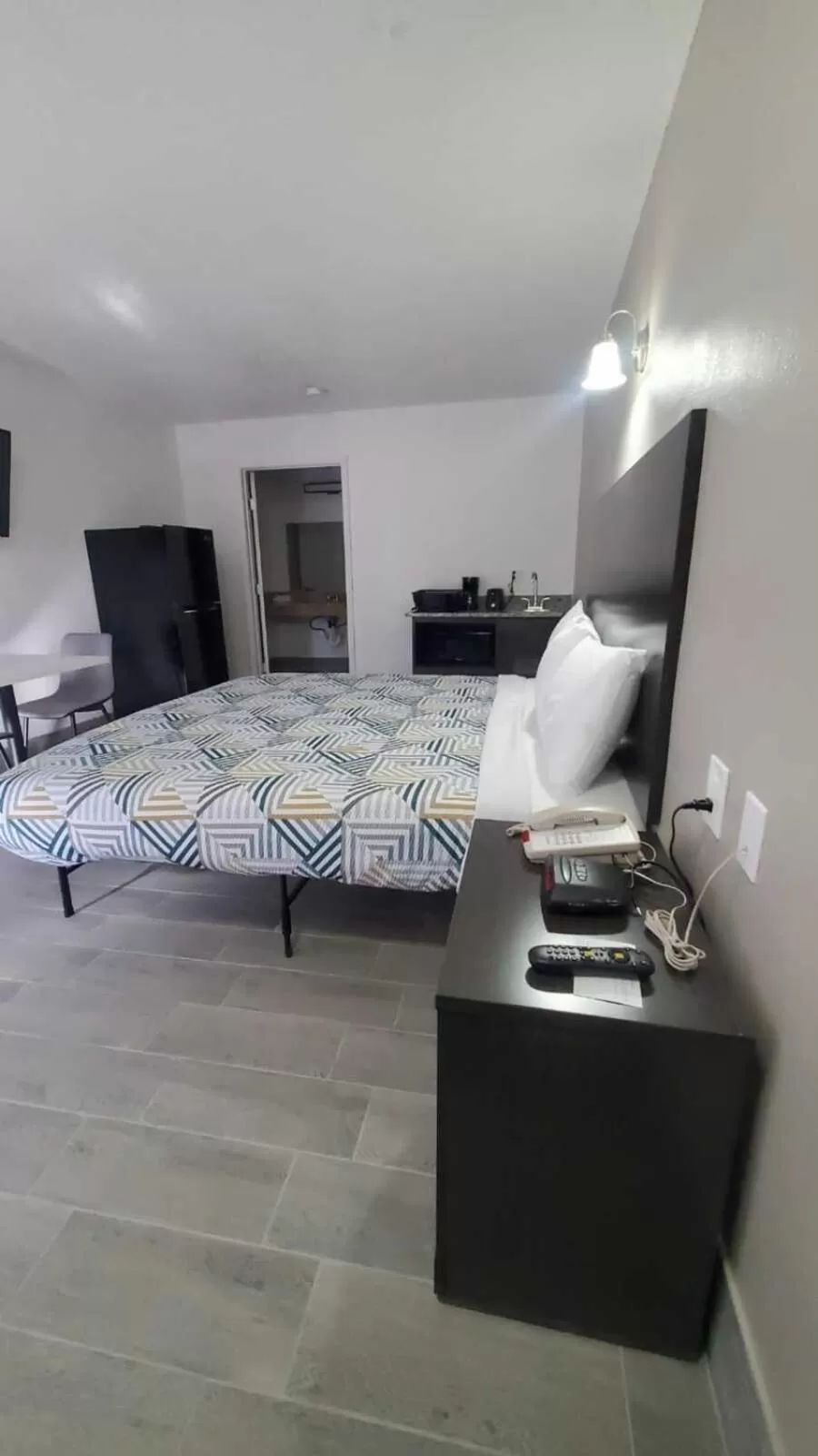 Bedroom, Bed in Studio 6 Branson West MO Silver Dollar City