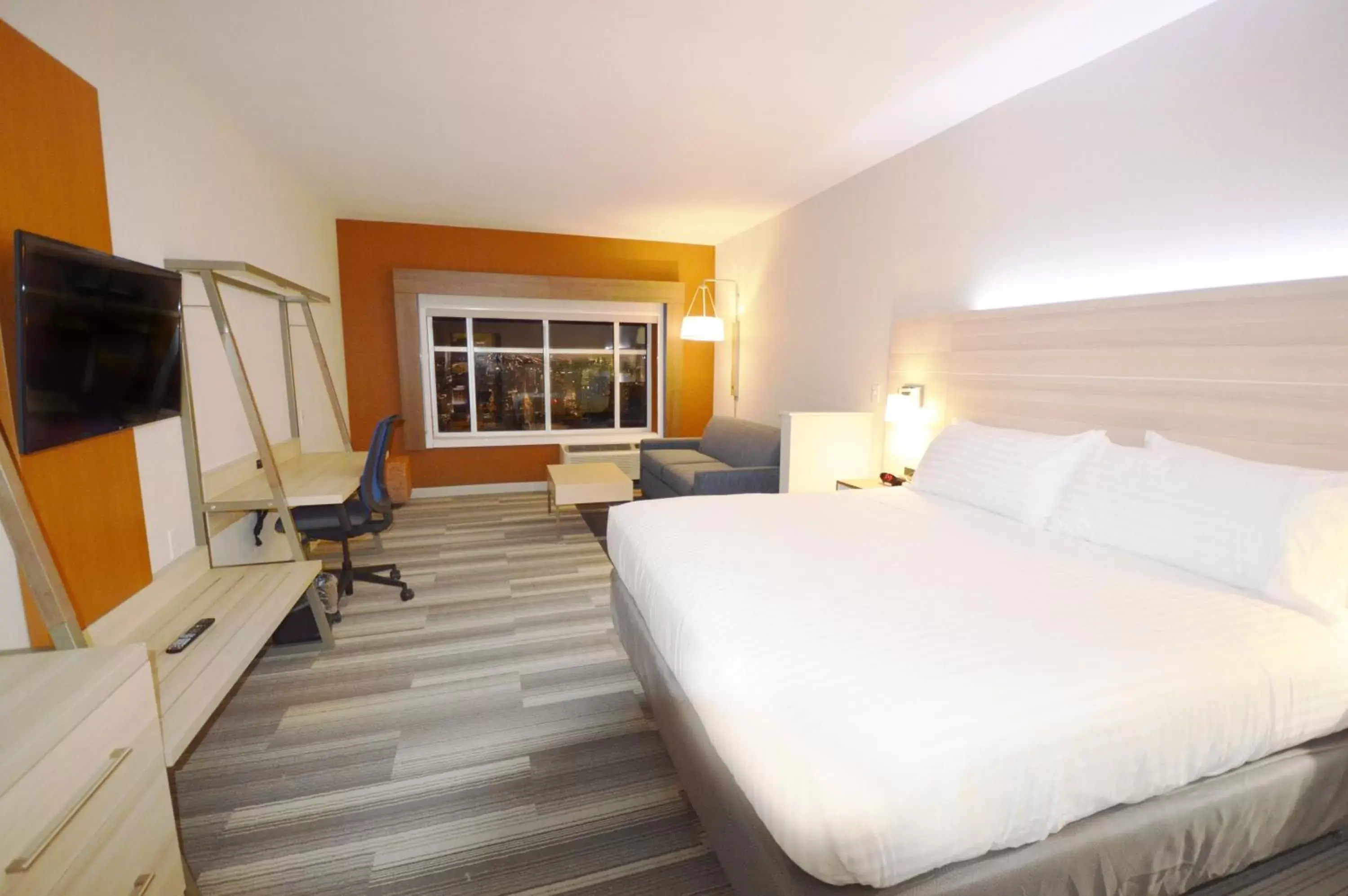 Suite - Hearing Accessible - Non-Smoking in Holiday Inn Express & Suites Toledo West by IHG Suite - Hearing Accessible - Non-Smoking in Holiday Inn Express & Suites Toledo West by IHG