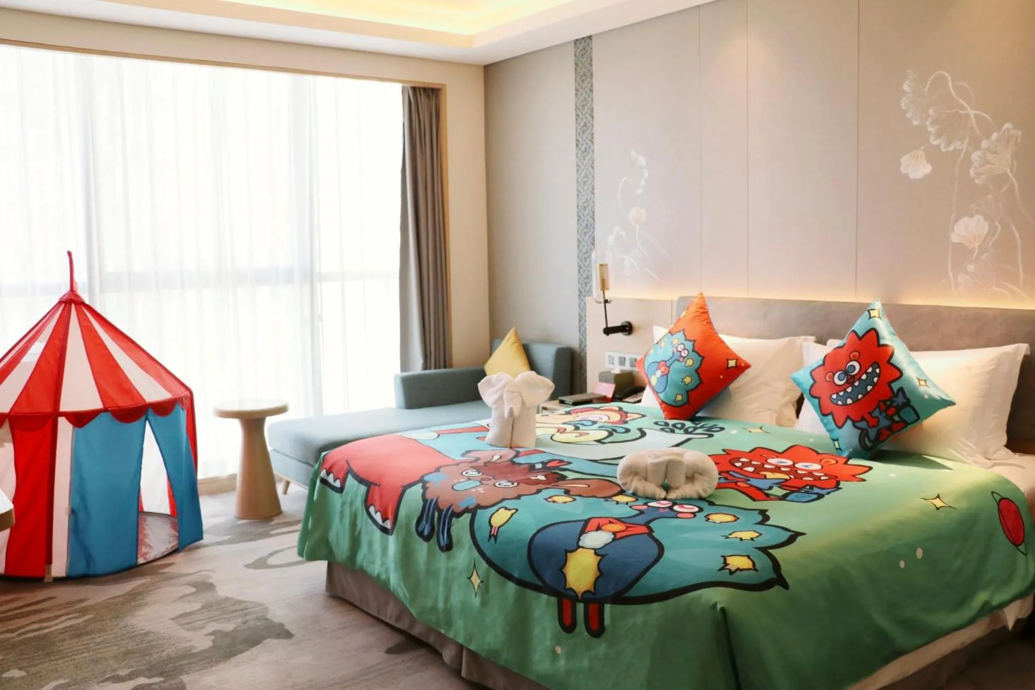 Photo of the whole room, Bed in Holiday Inn Guiyang City Center by IHG