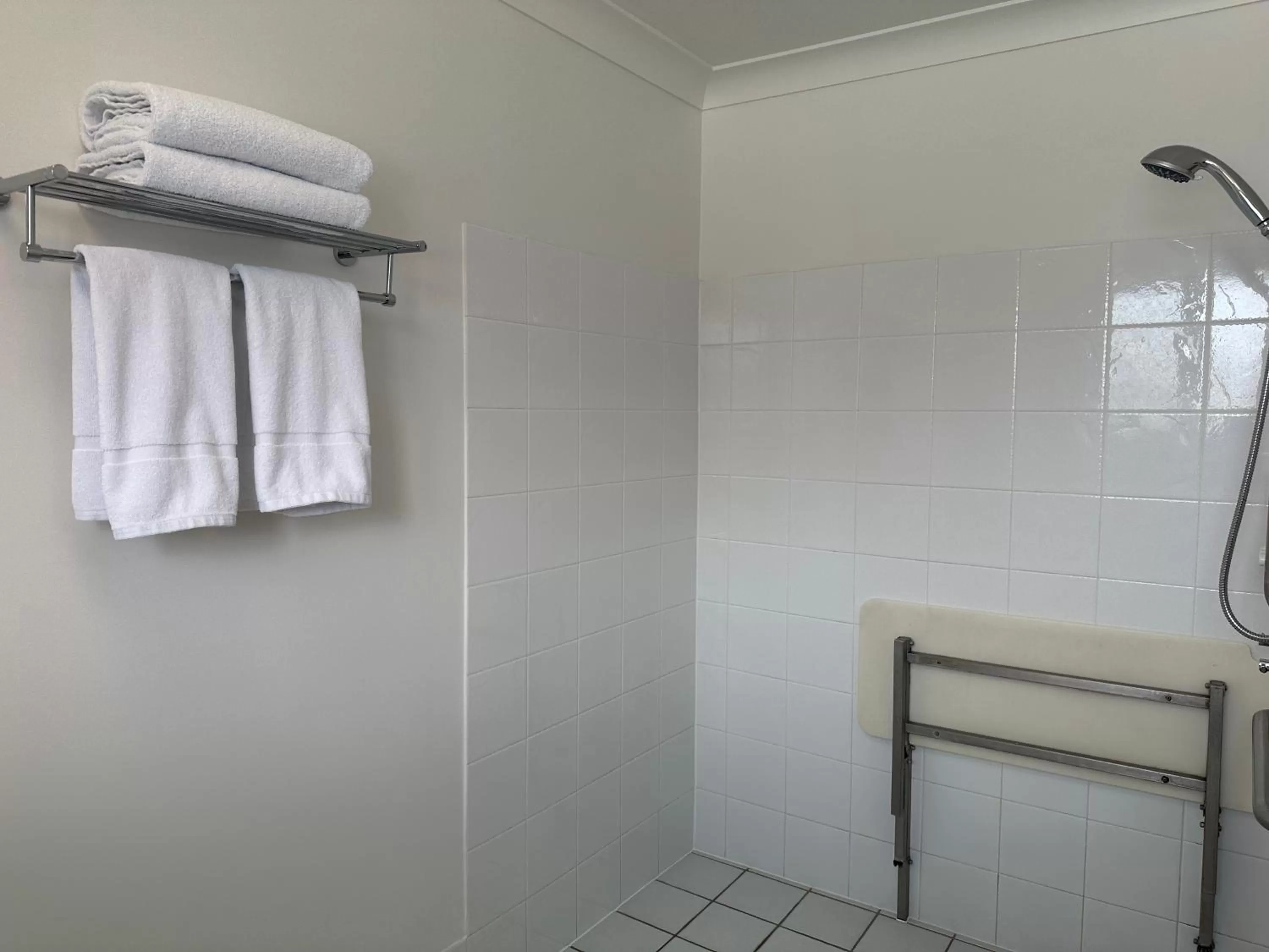 Shower in Logan City Motor Inn