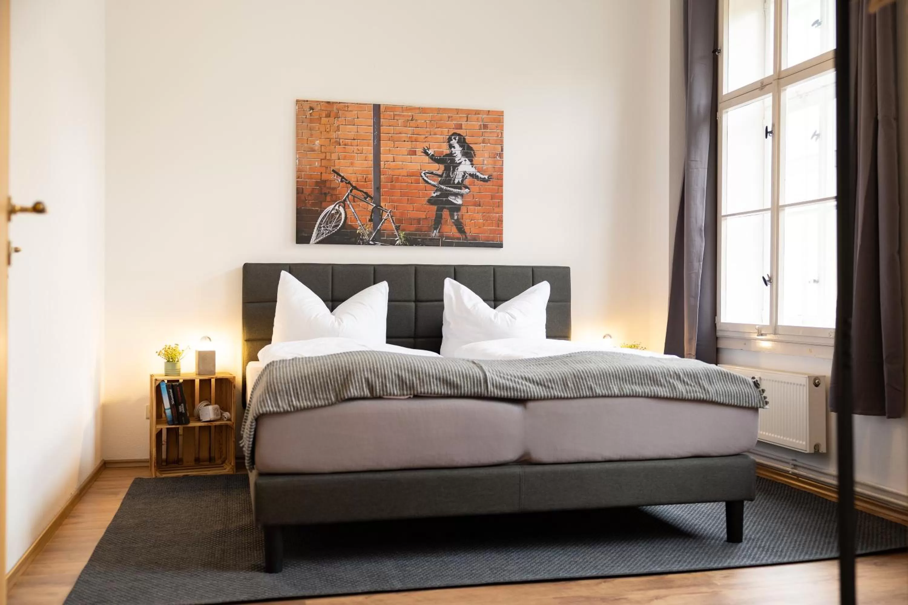 Bed in Ko-Living Space an der Oper - Street Art Design Apartments