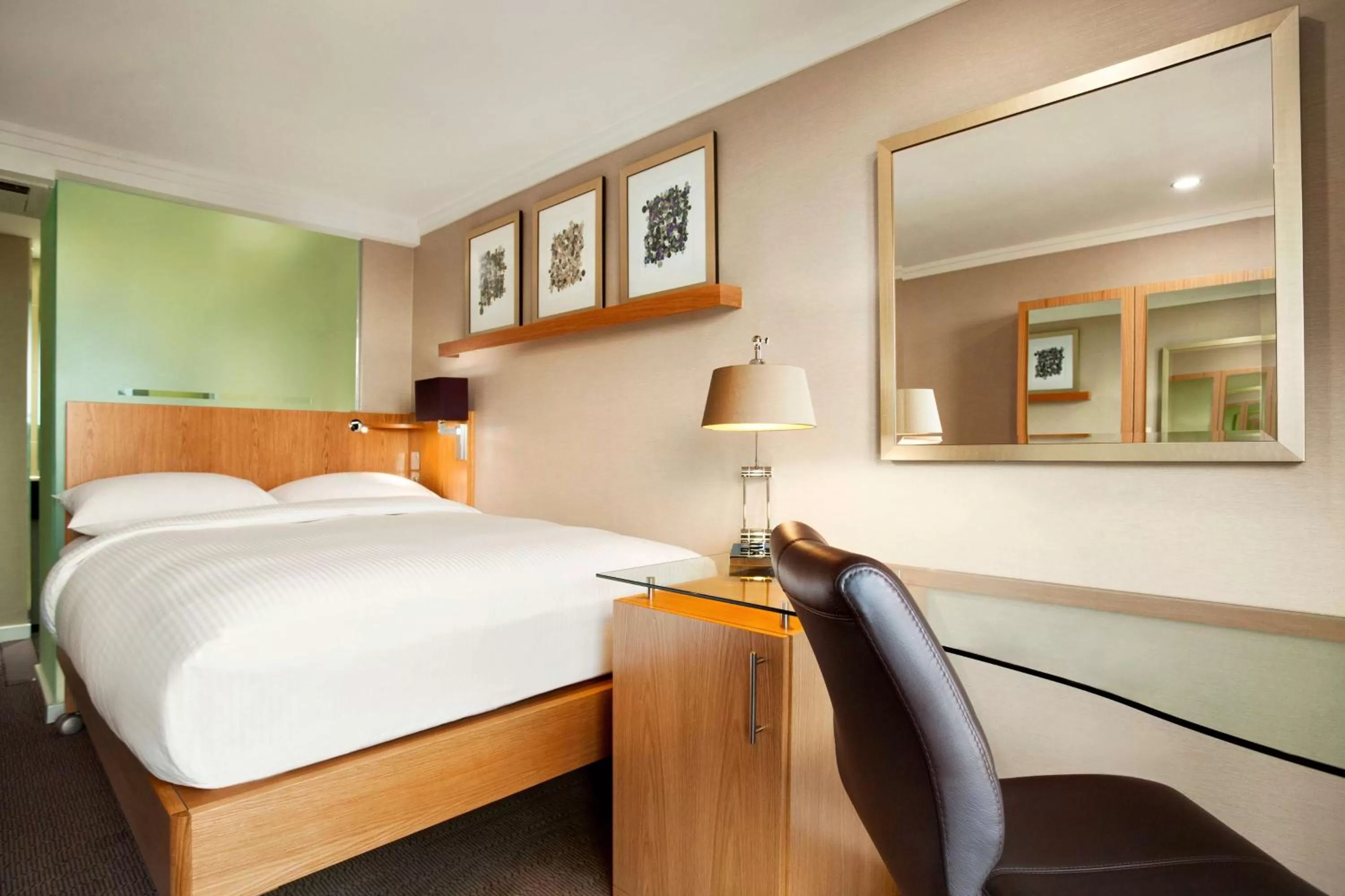 Bedroom, Bed in Hilton Birmingham Metropole Hotel