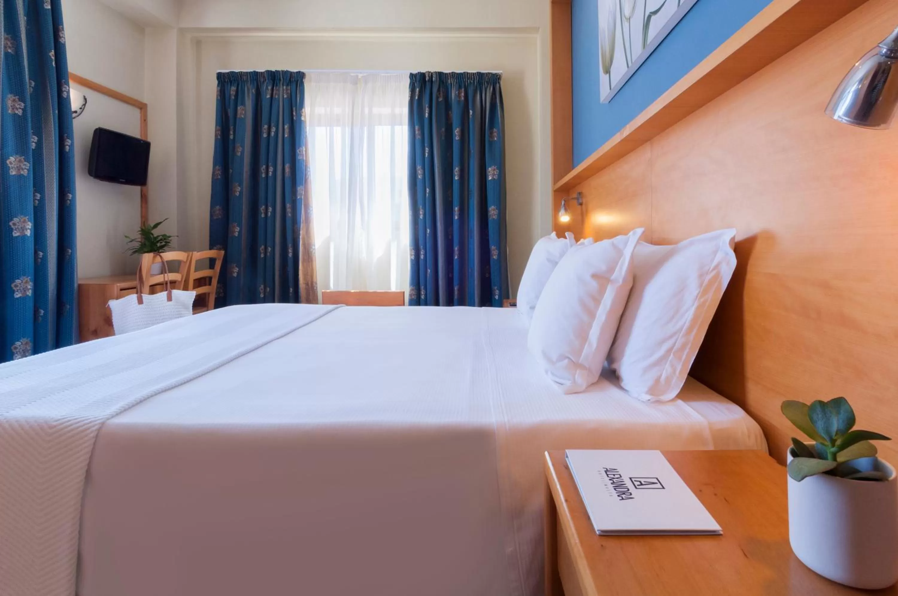 Photo of the whole room, Bed in Alexandra Hotel