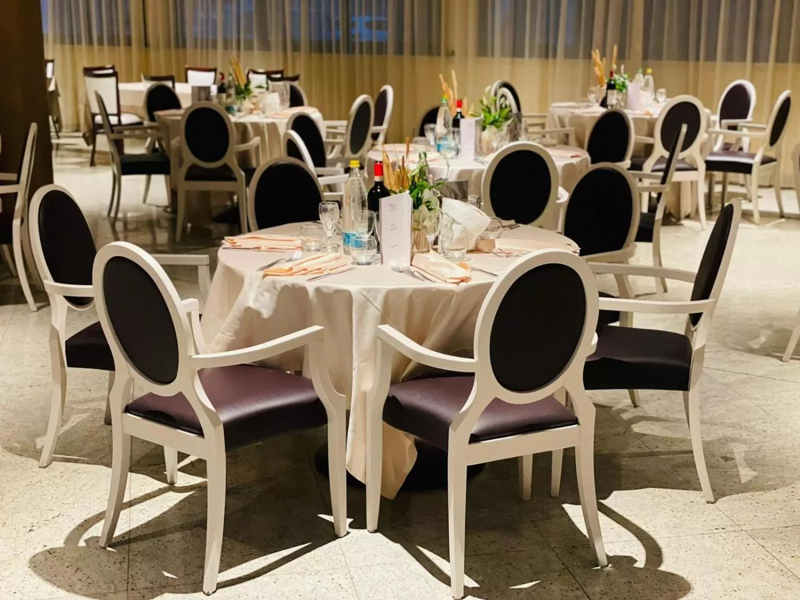 Restaurant/places to eat in Hotel Parisi