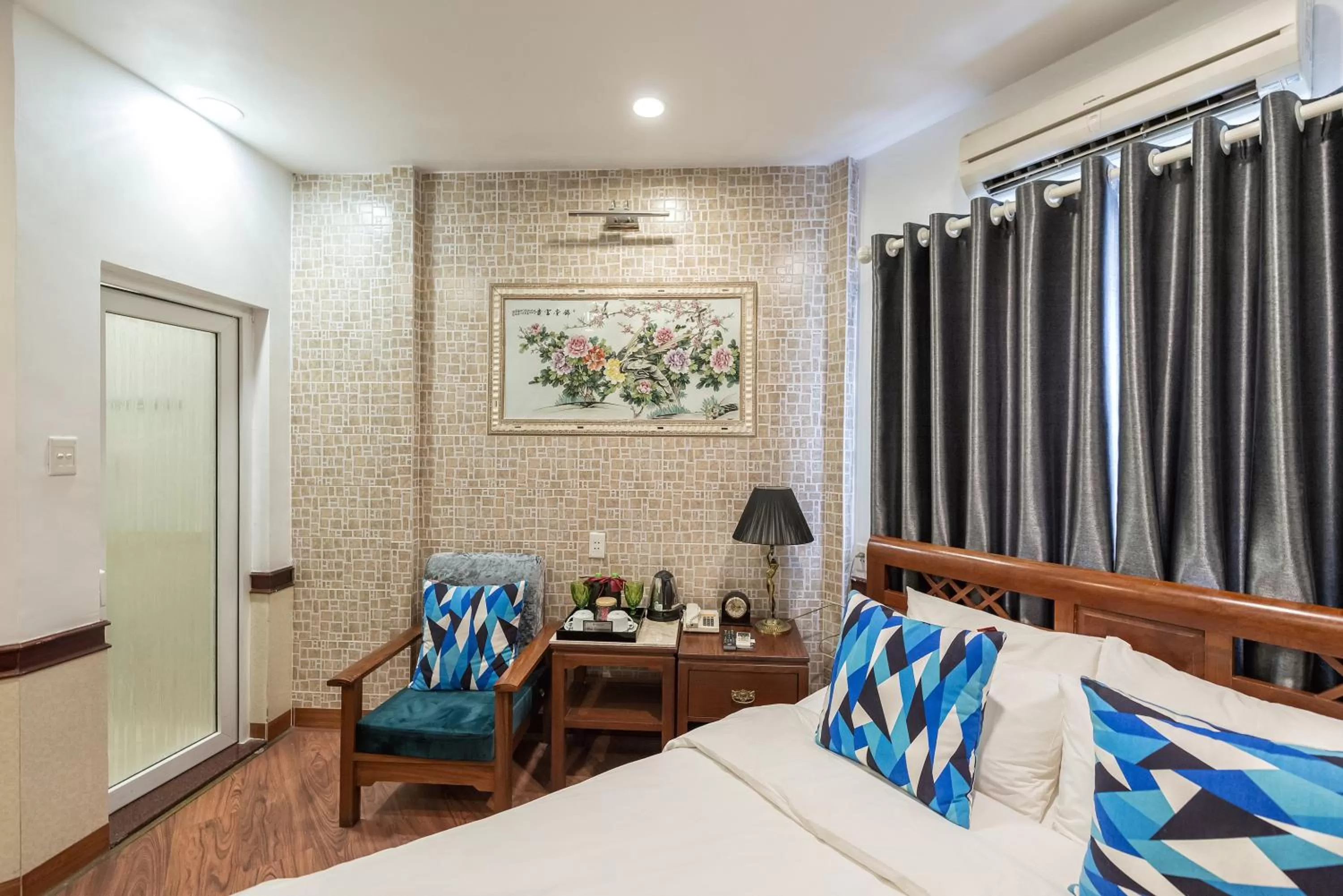 Seating area, Bed in Prince II Hotel