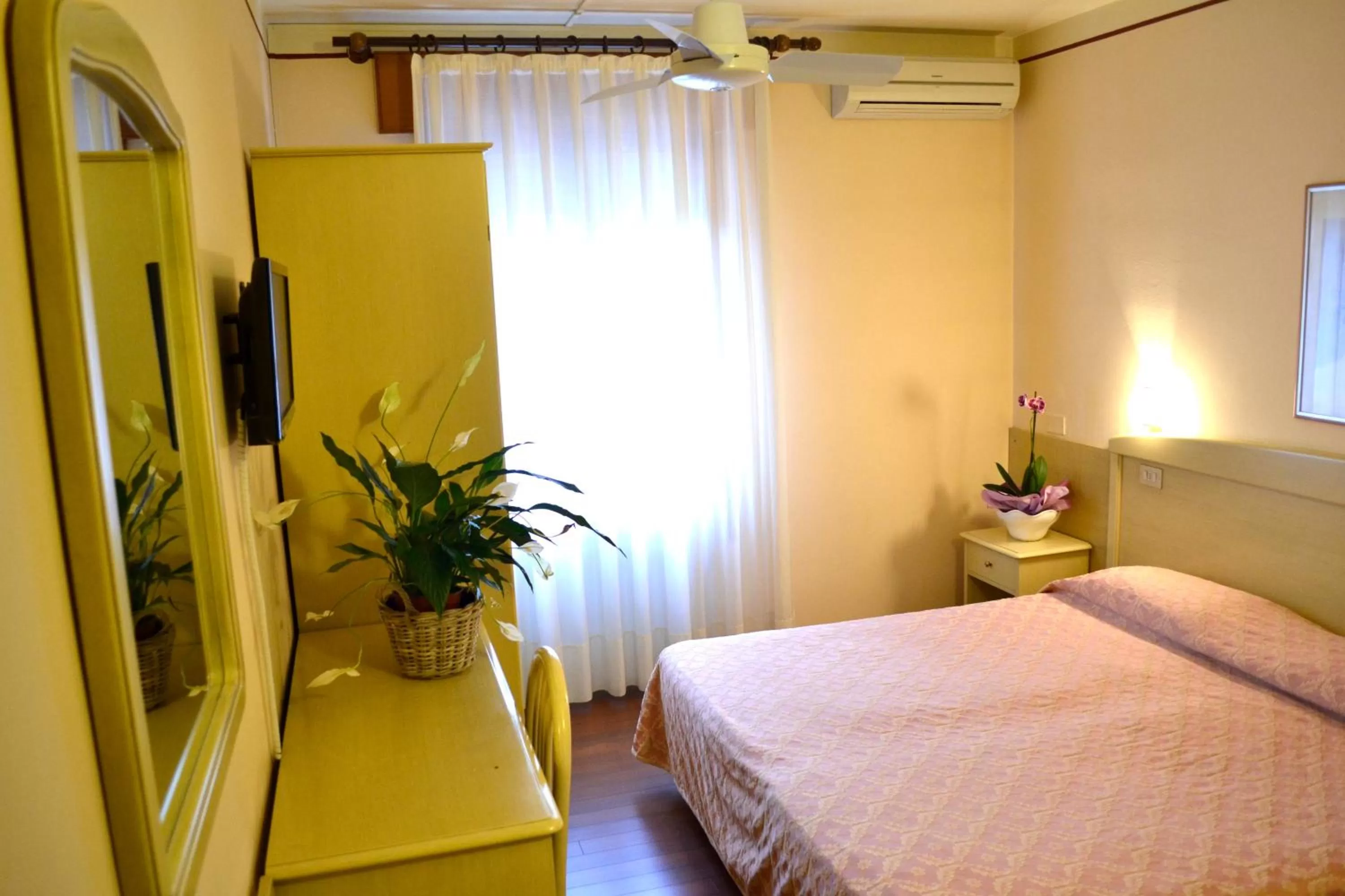 Bedroom, Bed in Hotel Ezzelino