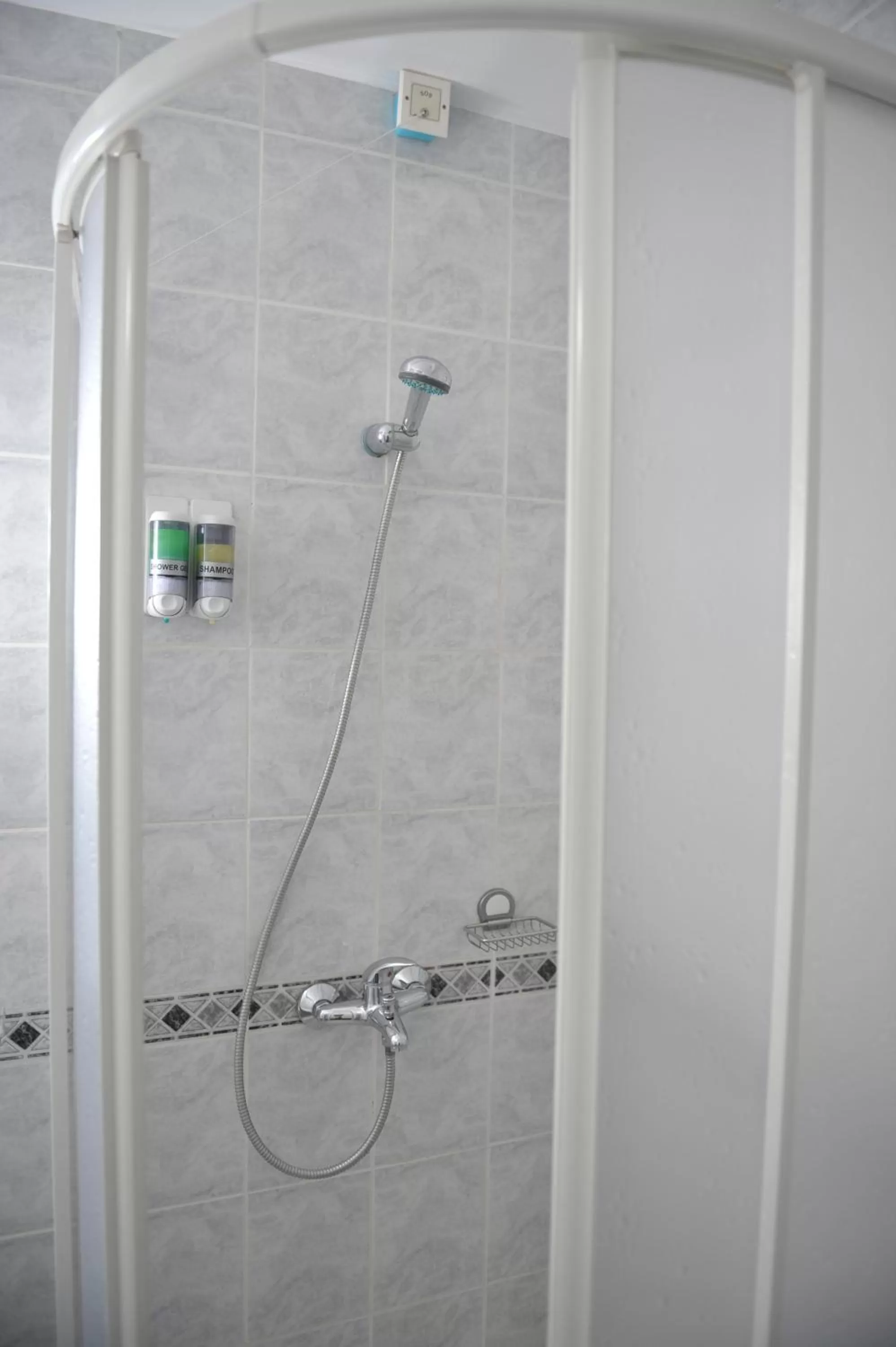 Shower, Bathroom in Hotel Fontana