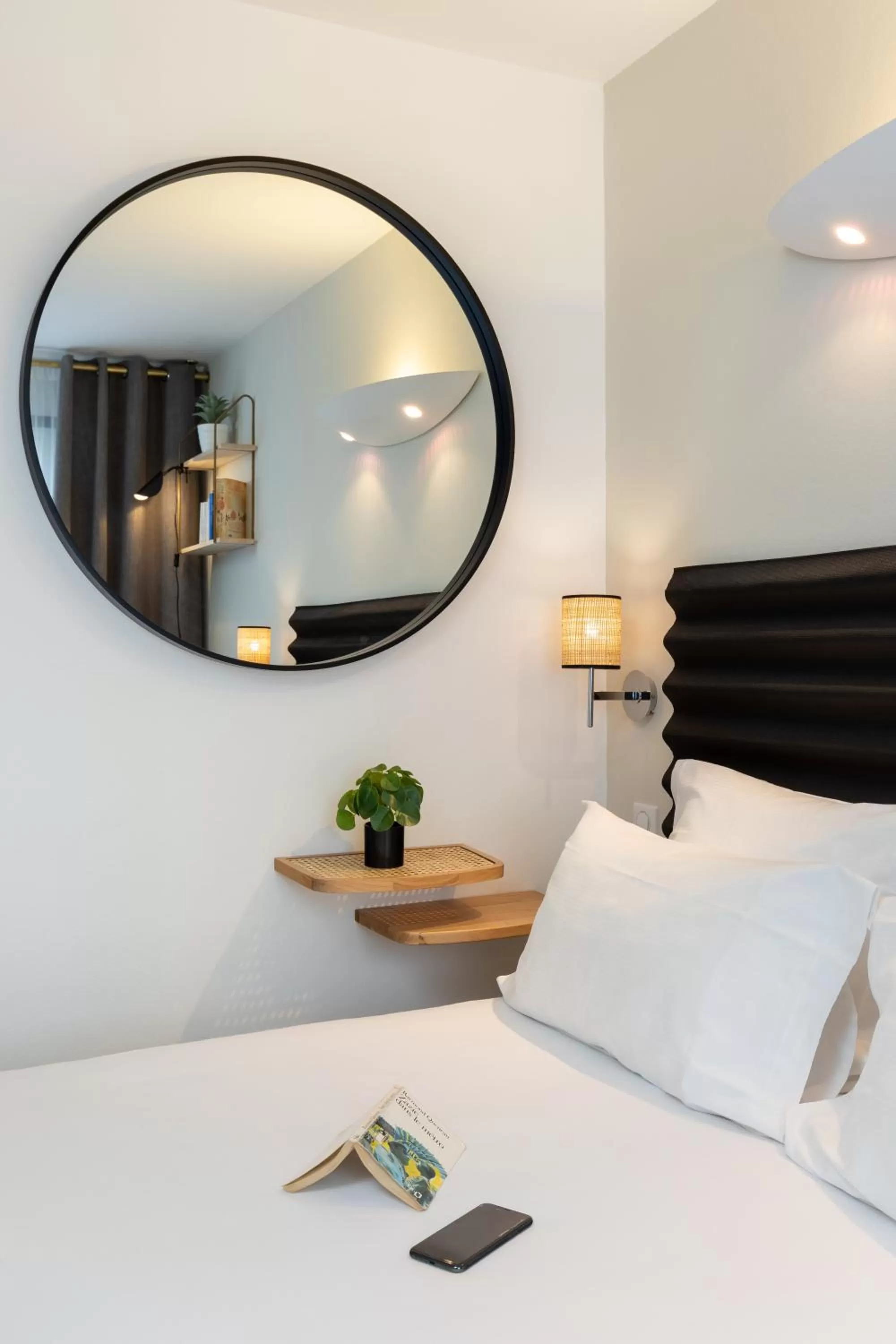 Bed in Hôtel Chromatics & Restaurant Hill Club by HappyCulture