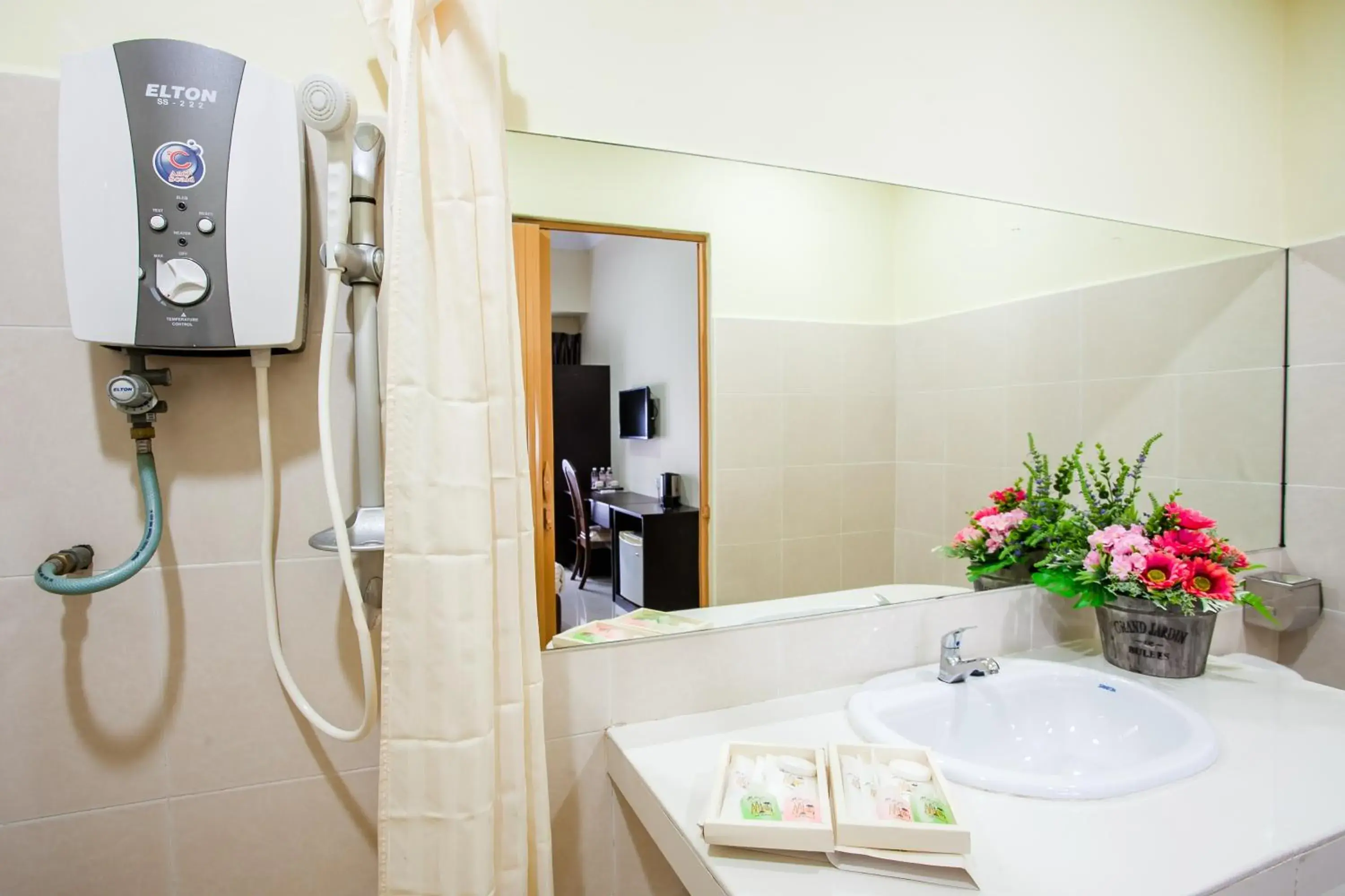 Deluxe Family Room in RJ Hotel Kulai Deluxe Family Room in RJ Hotel Kulai