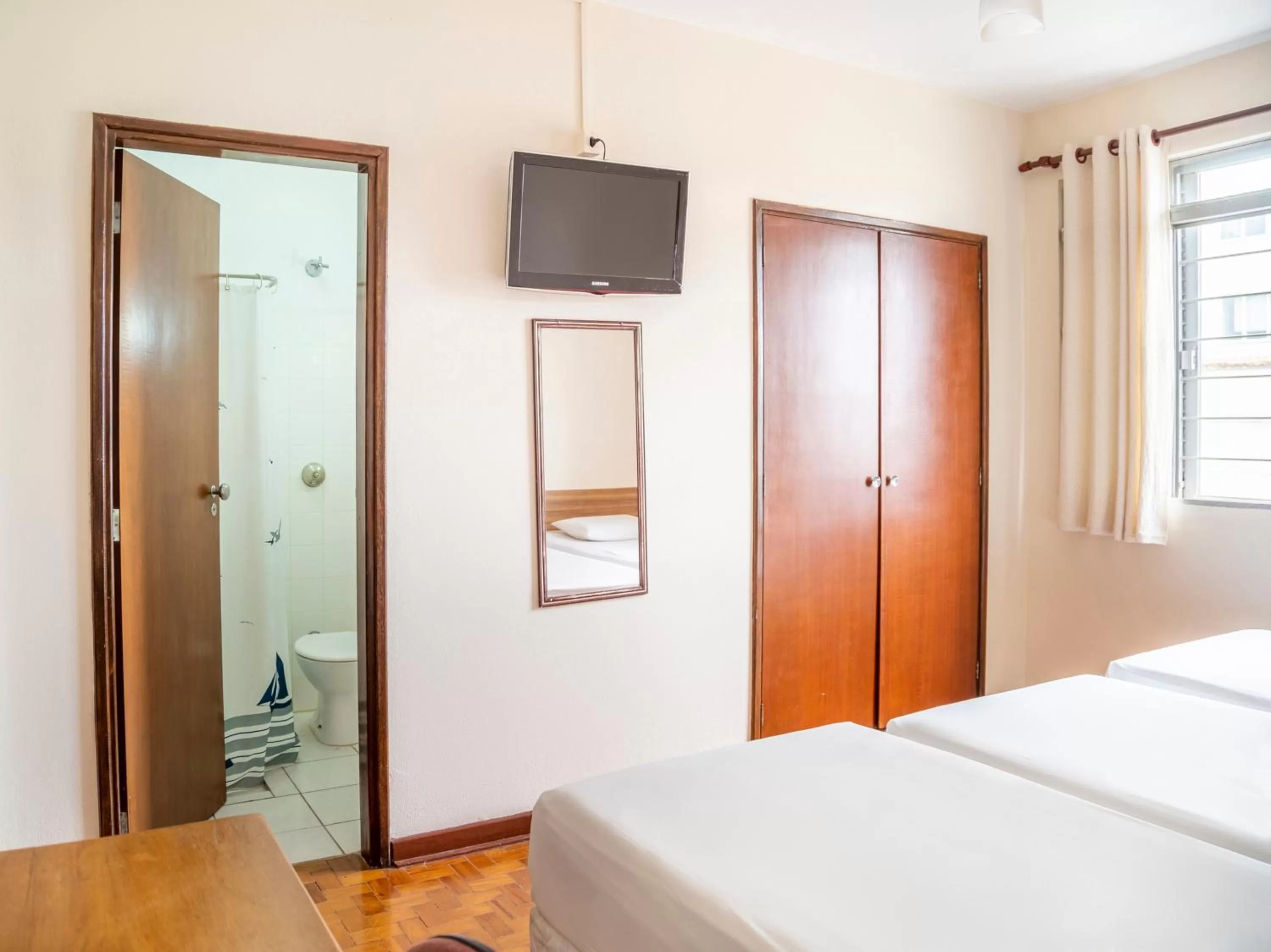 Bedroom, TV/Entertainment Center in Libero Hotel