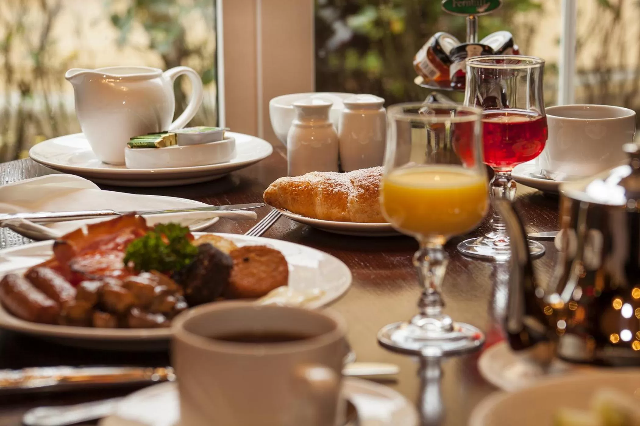 Restaurant/places to eat in Seven Oaks Hotel