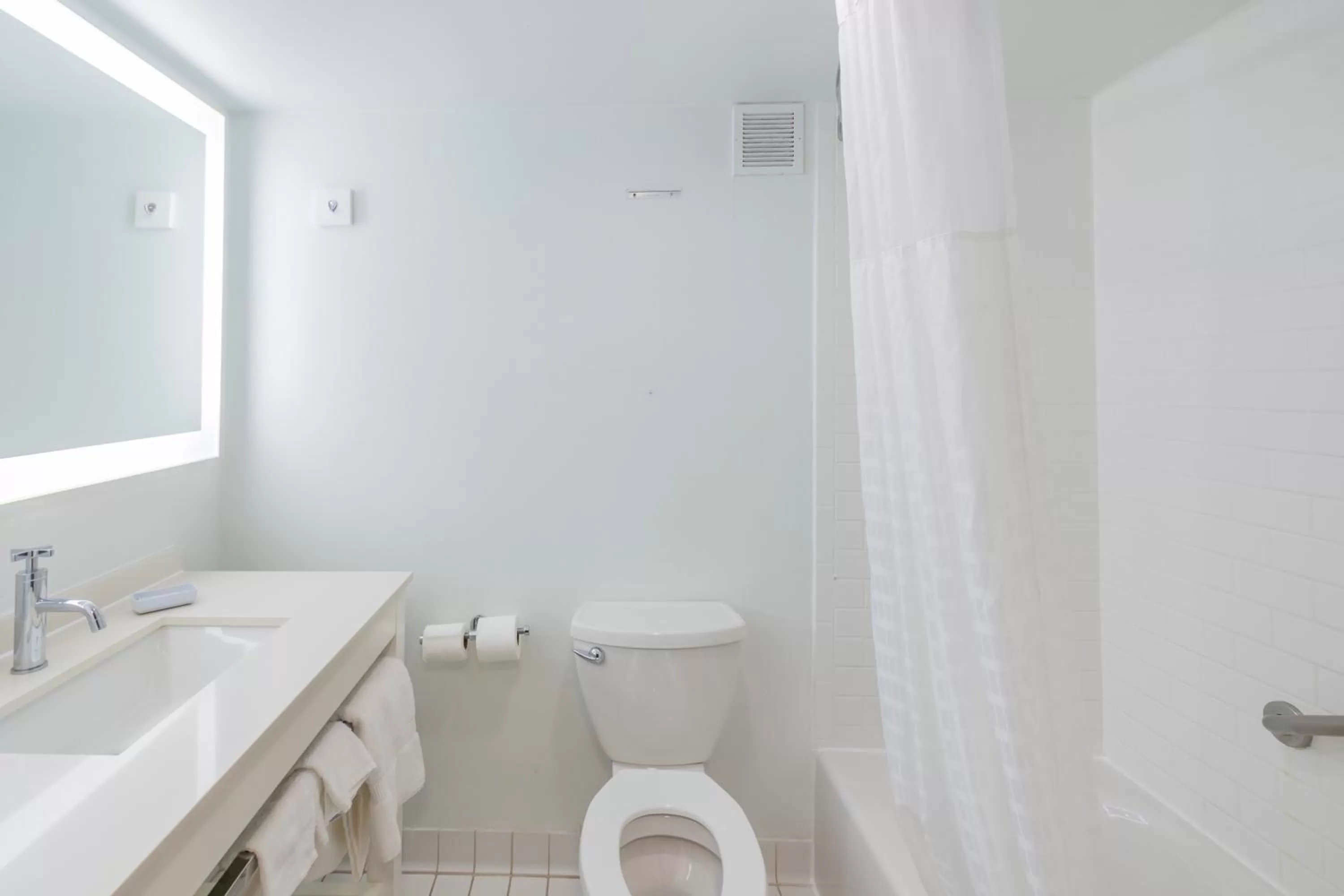 Queen Room with Two Queen Beds - Accessible/Non Smoking in Clarion Pointe Galveston Seawall