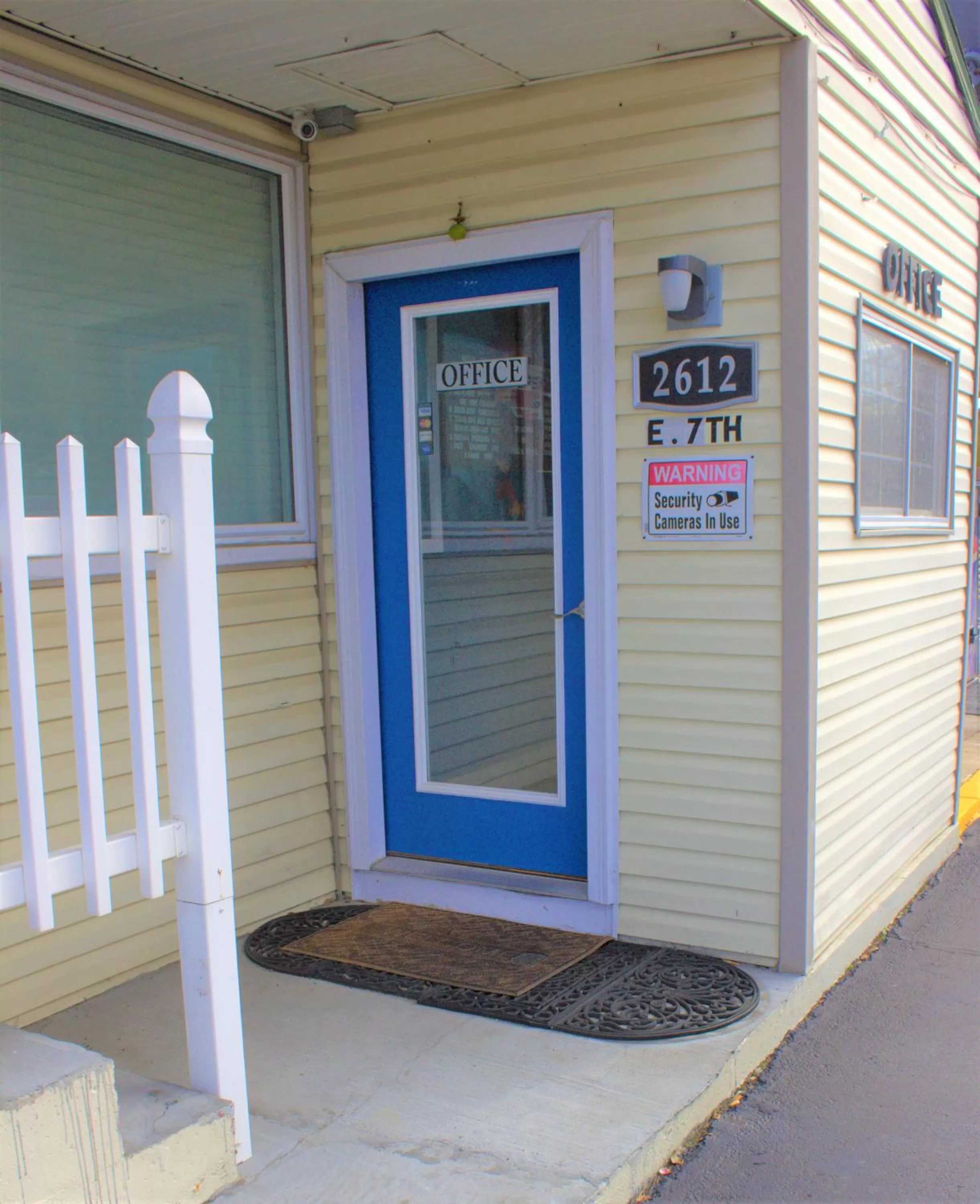 Facade/entrance in Plaza Motel