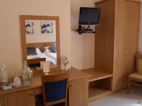 Twin Room with Shower in The George Twin Room with Shower in The George