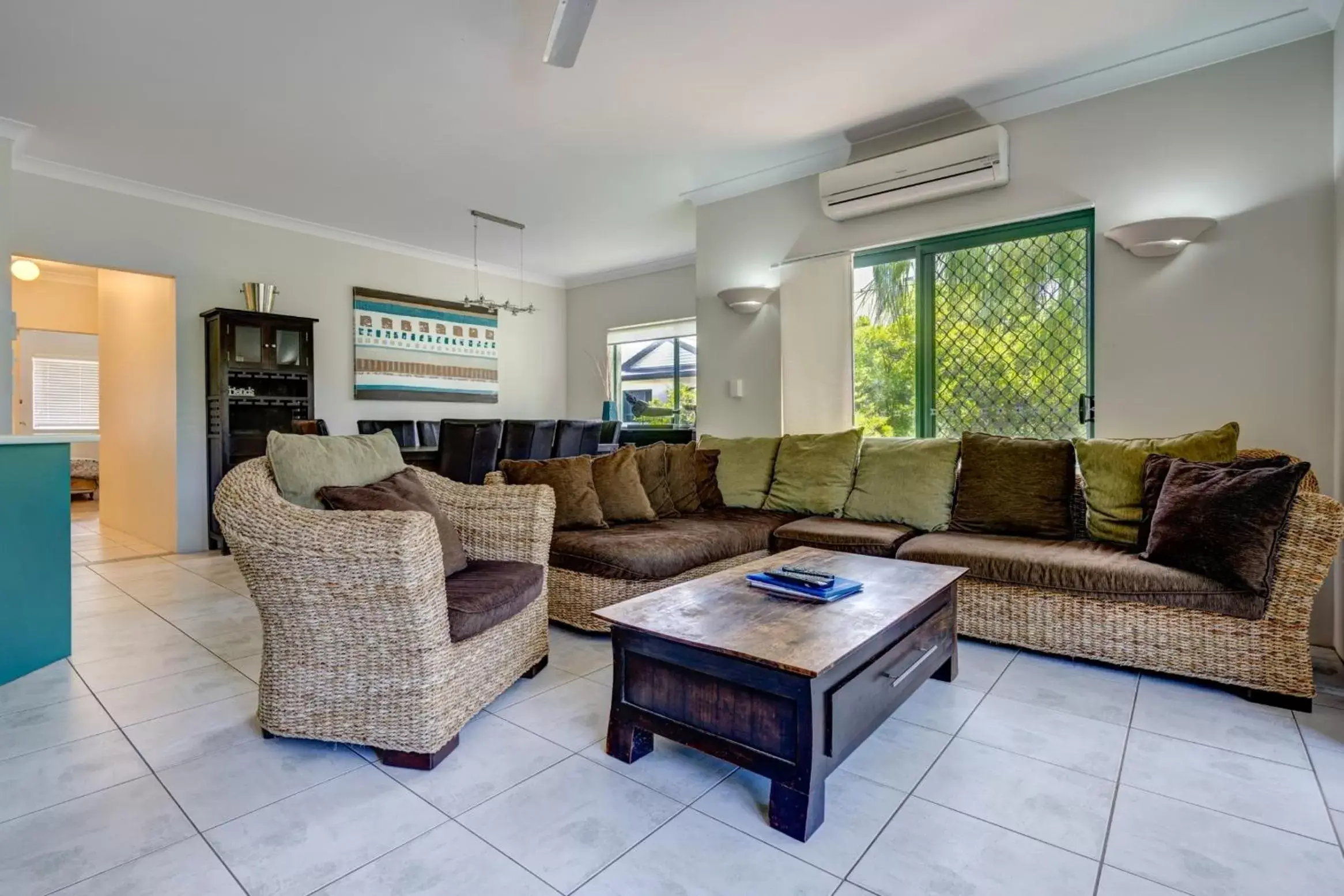 Three-Bedroom Apartment with Pool View in Currumbin Sands On The Beach Three-Bedroom Apartment with Pool View in Currumbin Sands On The Beach