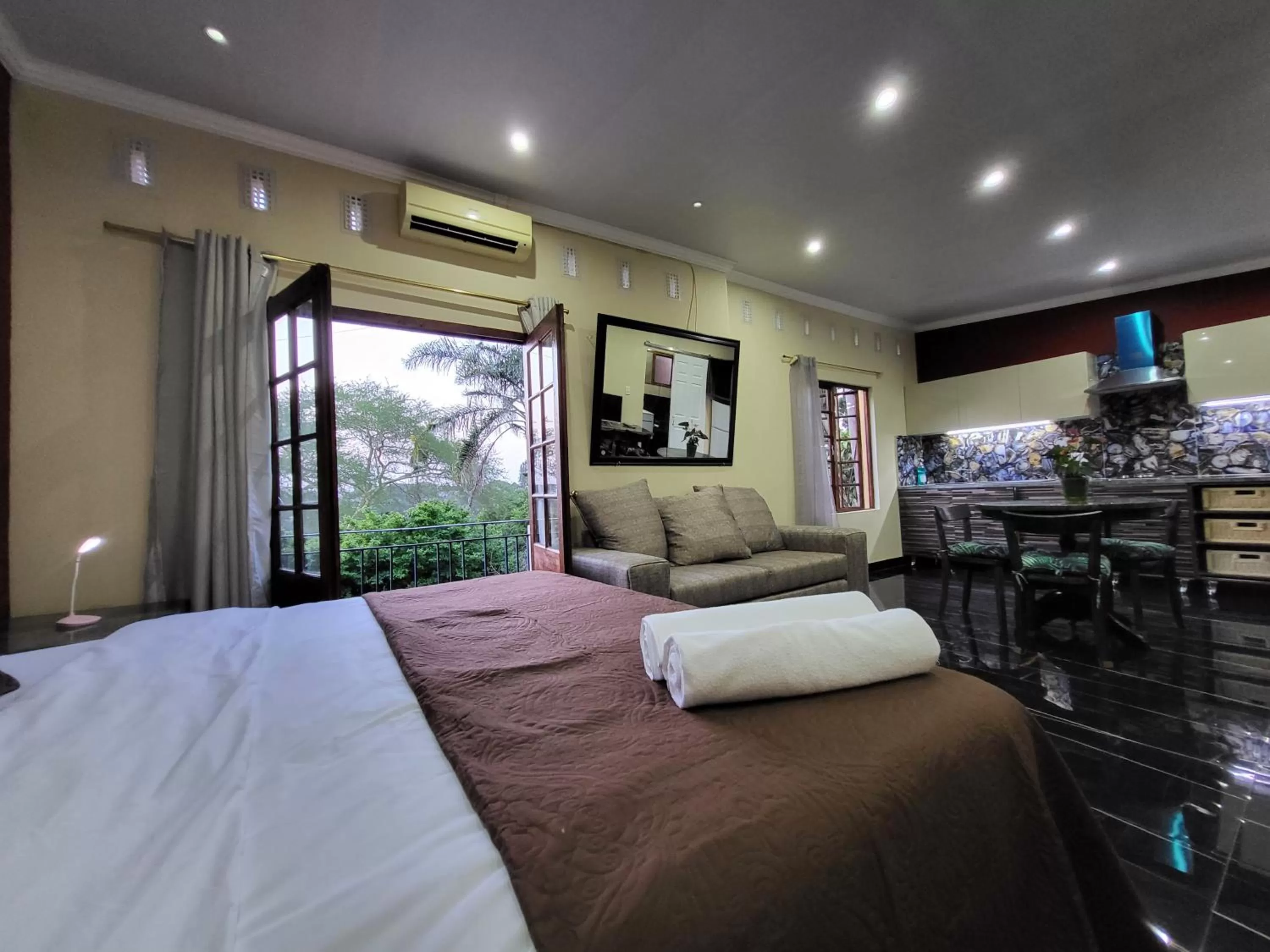 Photo of the whole room, Bed in Gem of Manor drive