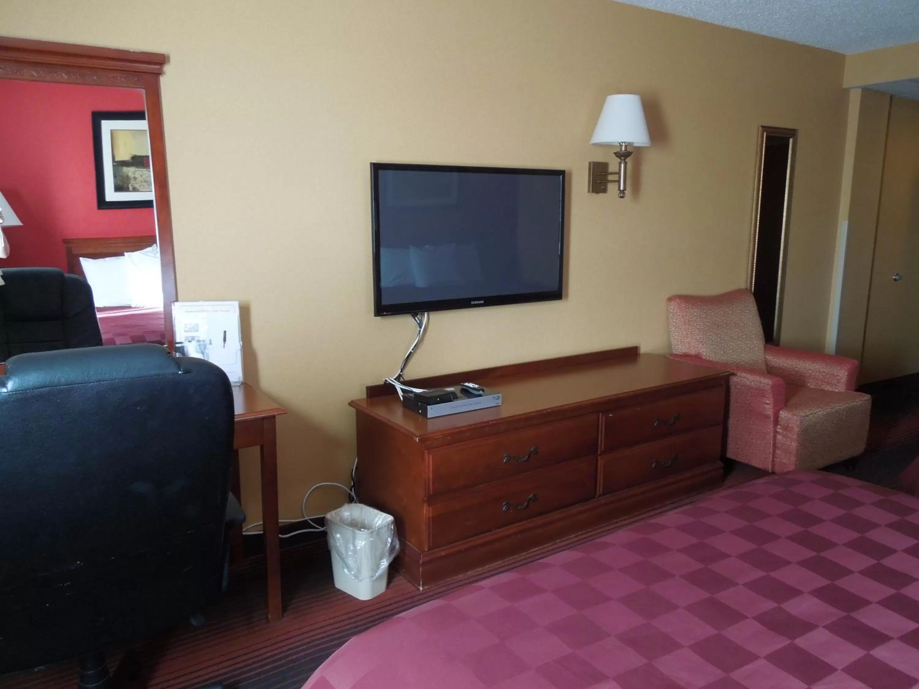 TV and multimedia, Bed in Ramada by Wyndham East Orange