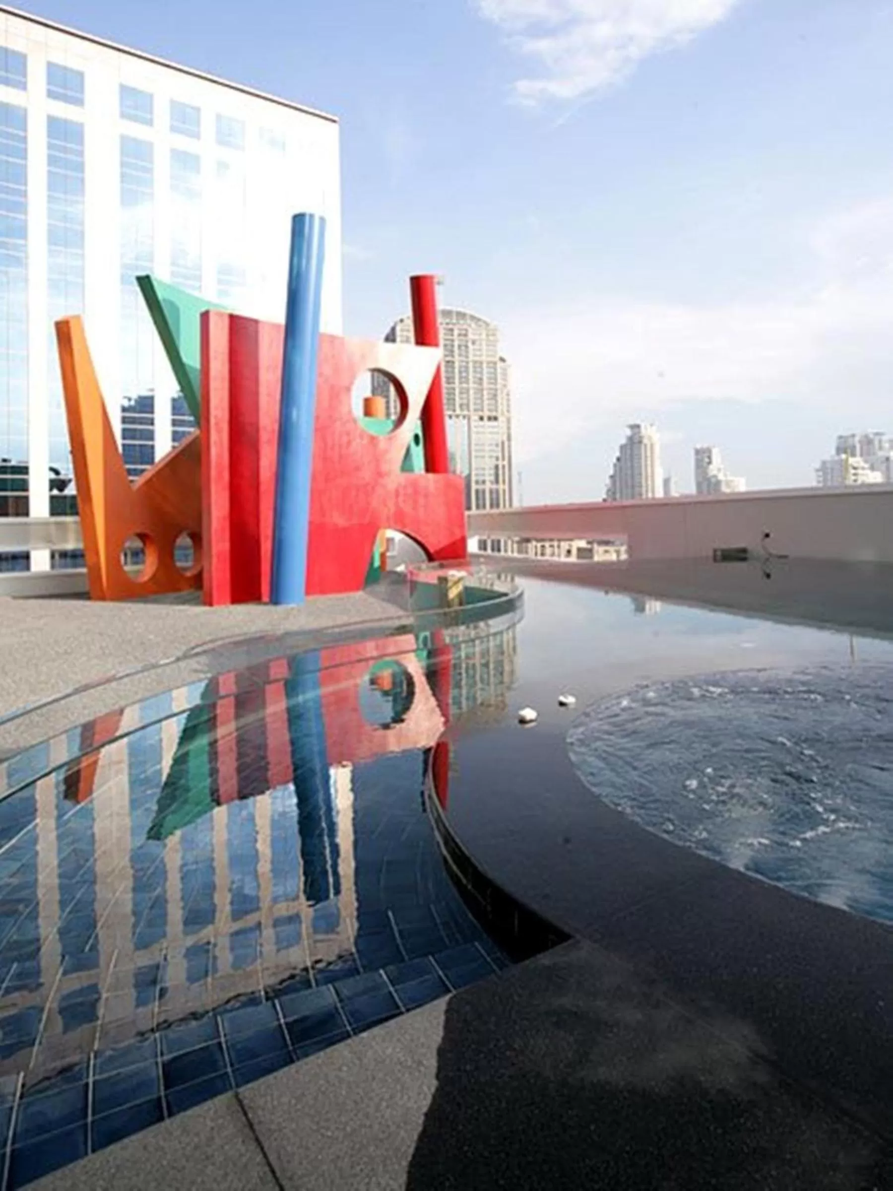 Swimming pool in S31 Sukhumvit Hotel