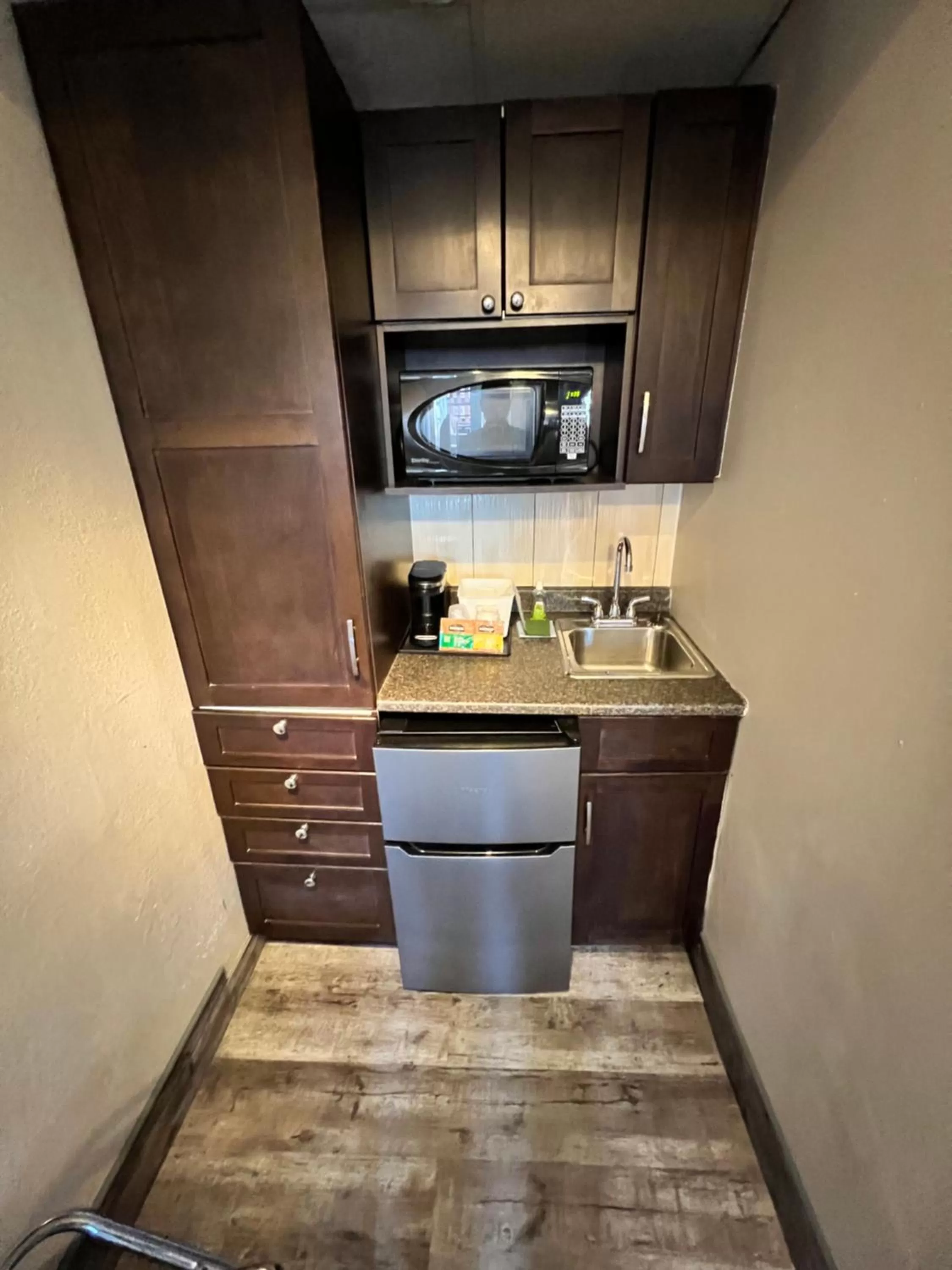 Kitchen or kitchenette in Thriftlodge Saskatoon