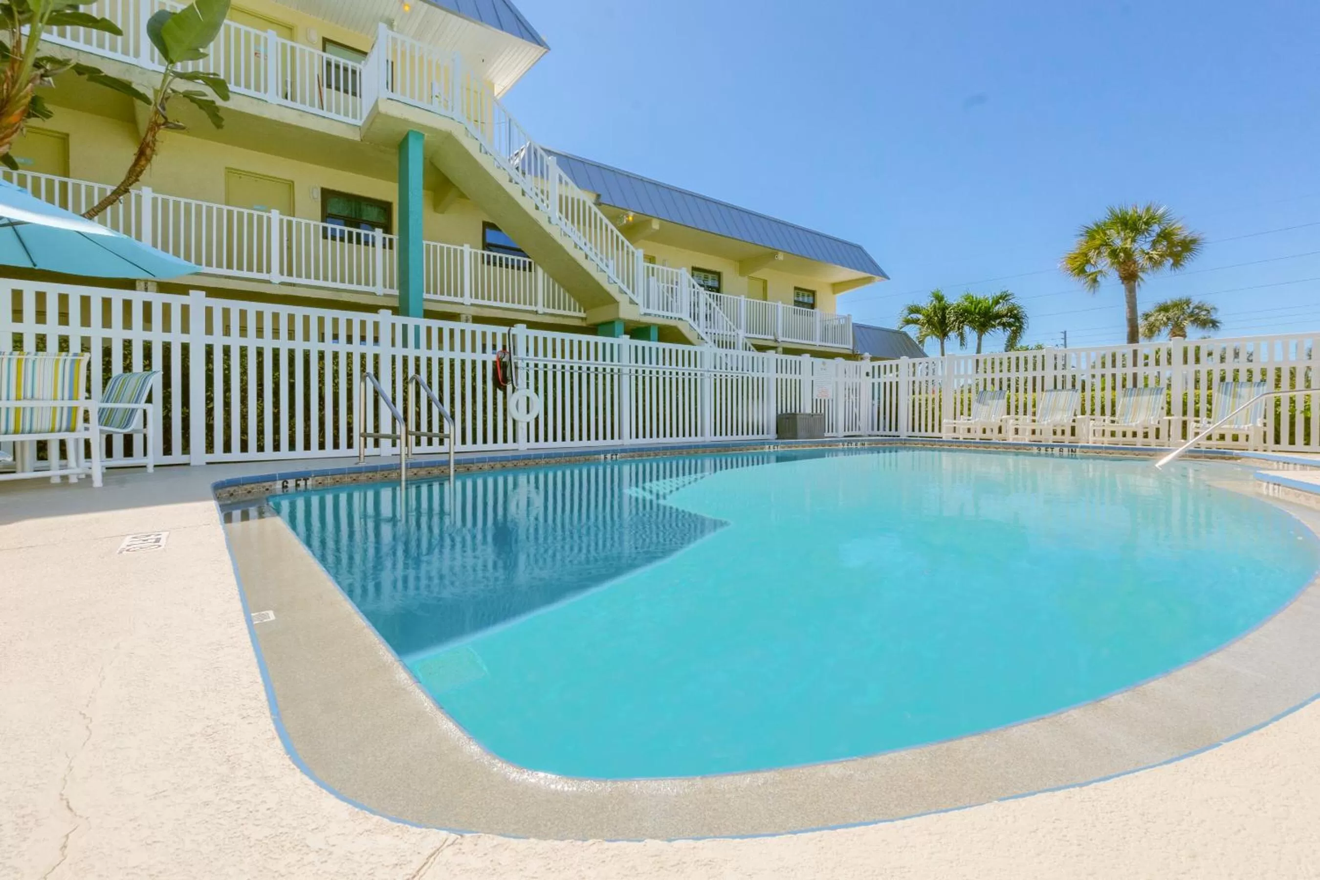 Swimming pool in Tuckaway Shores Resort