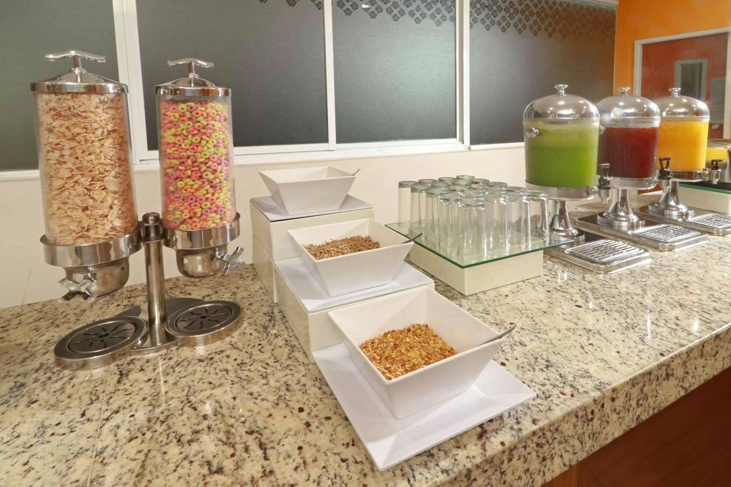 Restaurant/places to eat in Wyndham Garden Guadalajara Acueducto