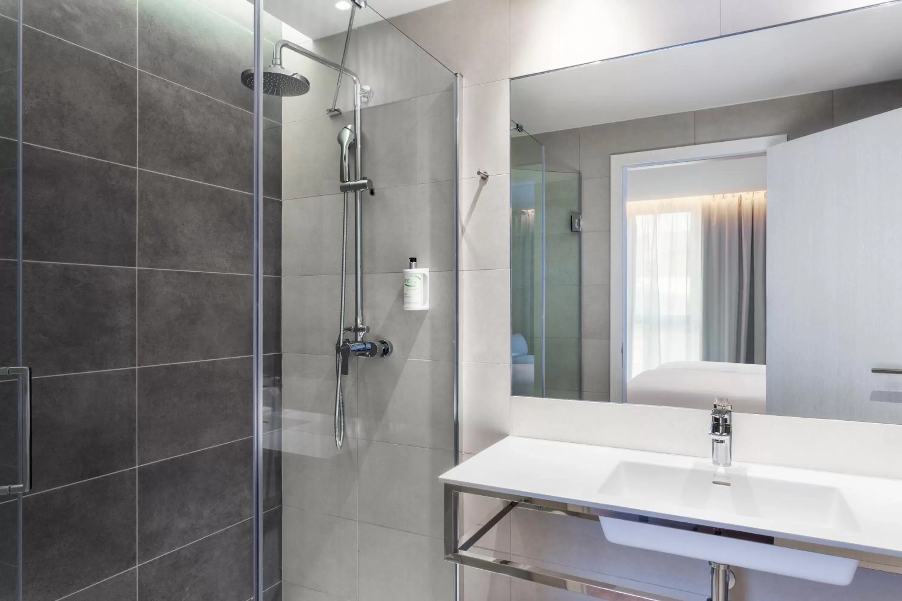 Shower in B&B HOTEL Lisboa Montijo