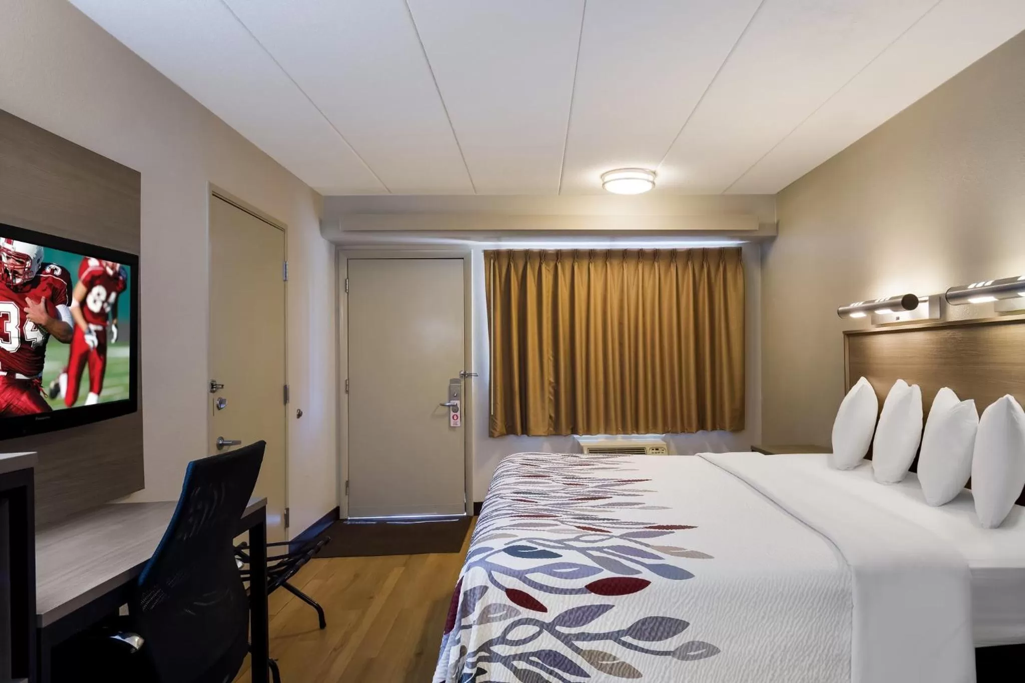 Photo of the whole room, Bed in Red Roof Inn Wilkes-Barre Arena