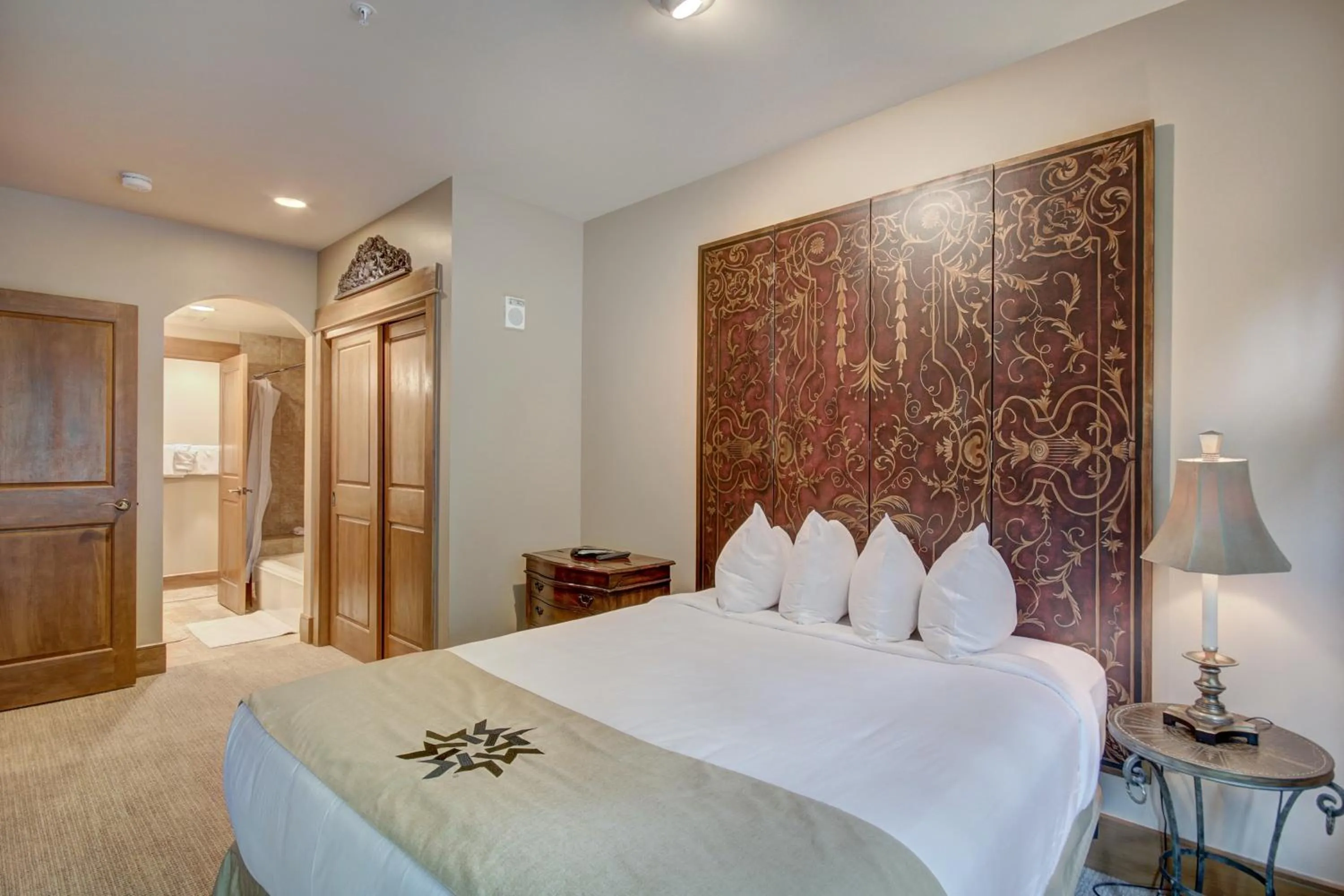 Bed in Timbers & Lone Eagle by Vail Resorts