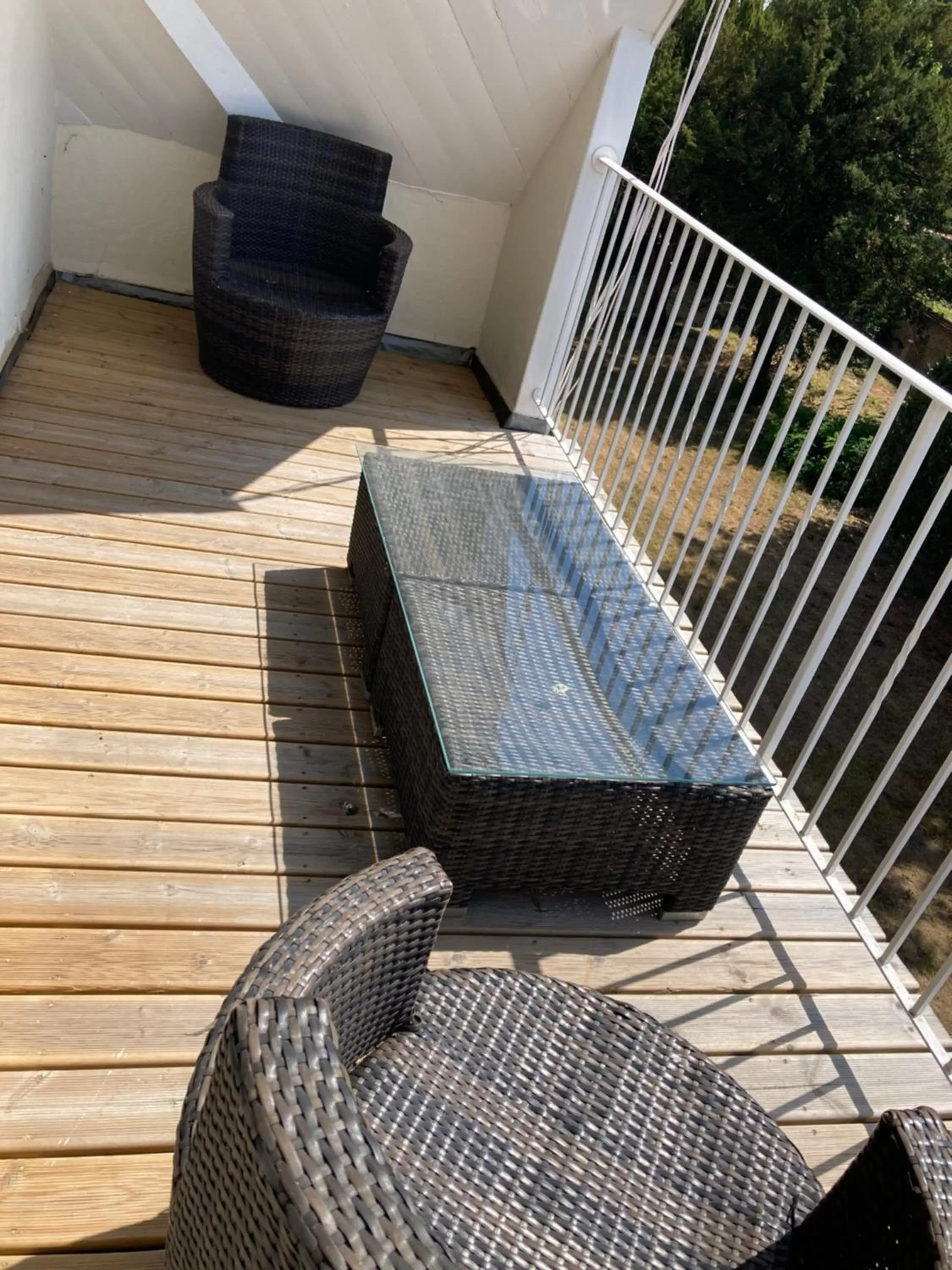 Balcony/Terrace, Swimming Pool in Kings Lodge