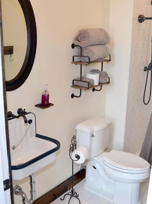 Bathroom in Eighteen-Ninety Sleepover