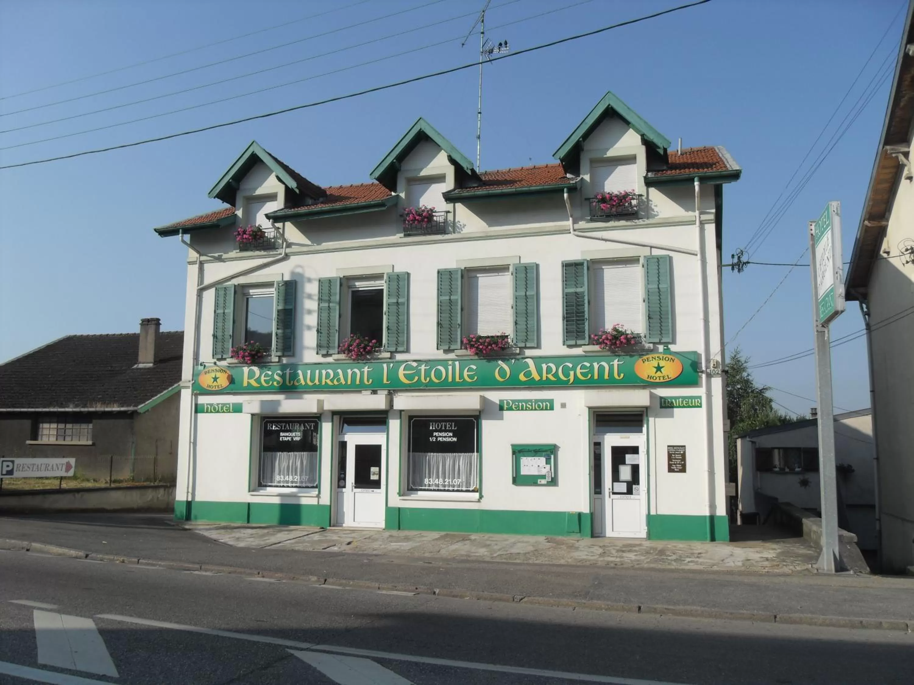 Facade/entrance in L Etoile d'Argent
