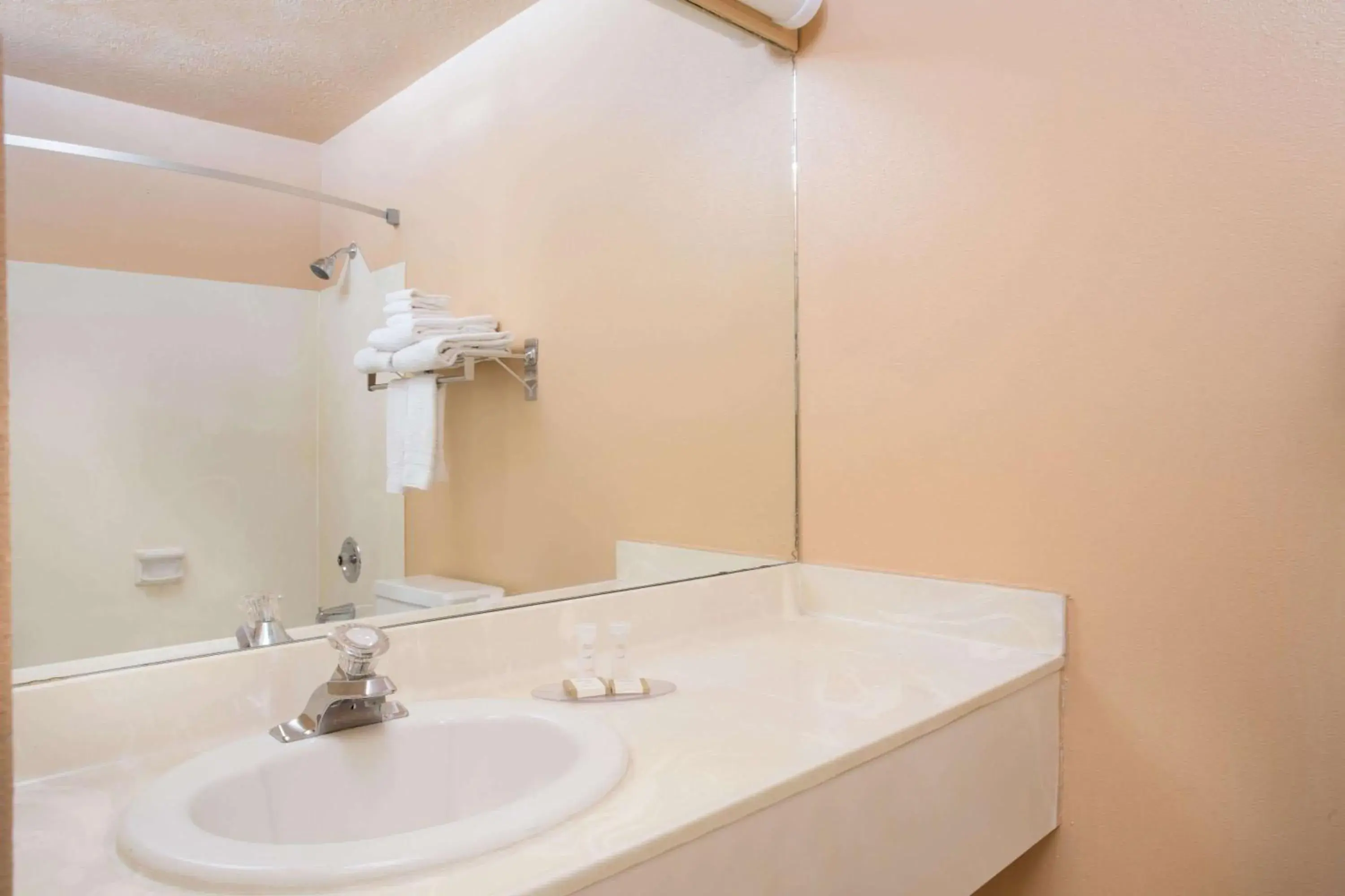 Queen Room - Disability Access/Non-Smoking in Howard Johnson by Wyndham Brigham City Queen Room - Disability Access/Non-Smoking in Howard Johnson by Wyndham Brigham City