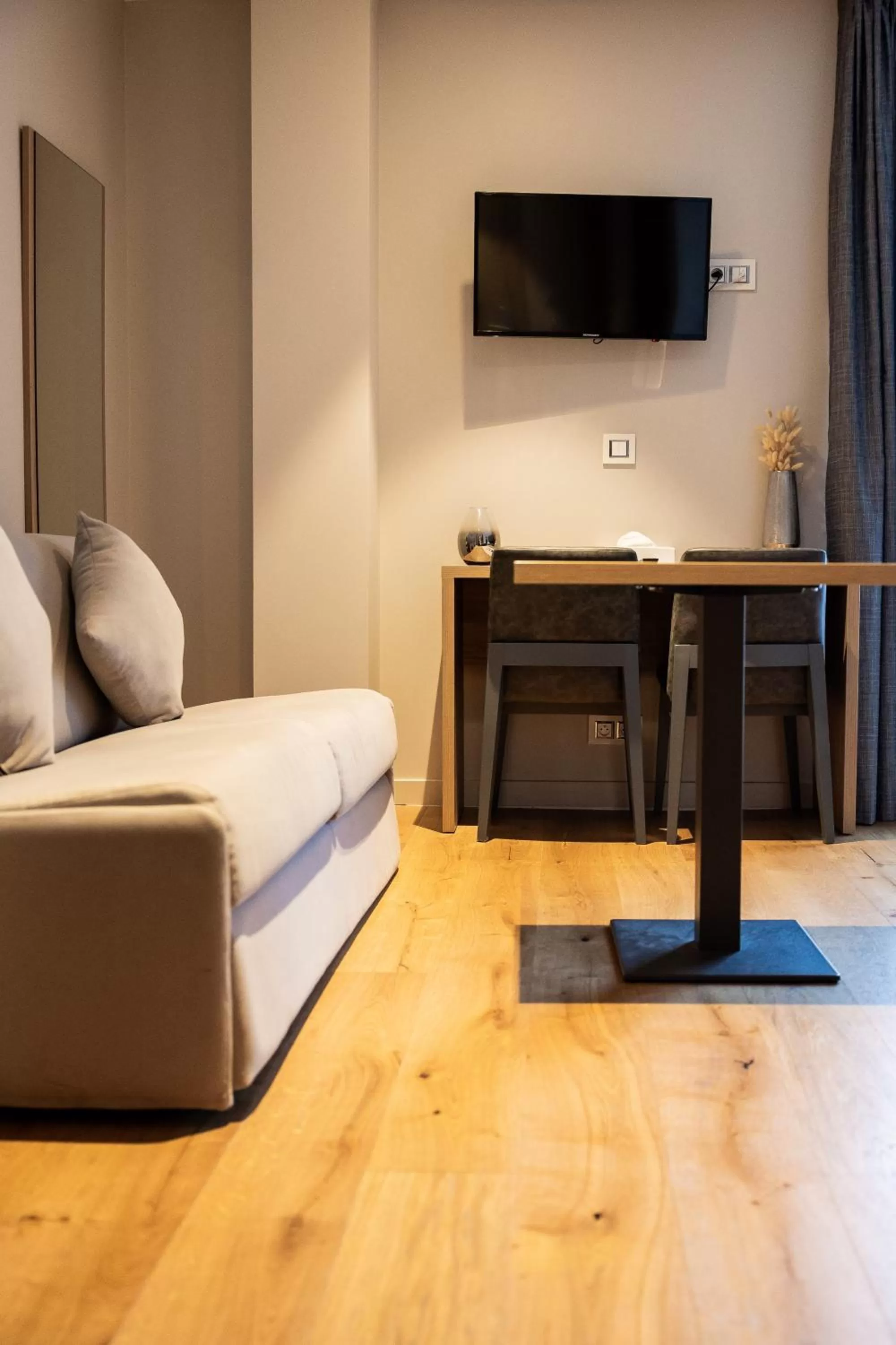 Communal lounge/ TV room in Hôtel Le Bastia