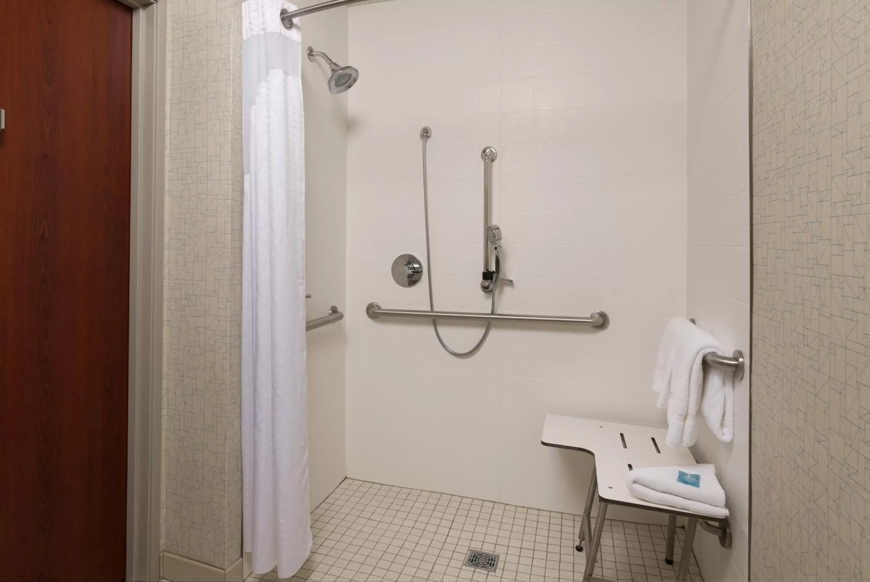 King Room with Roll-In Shower - Disability Access in Holiday Inn Express Independence - Kansas City by IHG King Room with Roll-In Shower - Disability Access in Holiday Inn Express Independence - Kansas City by IHG