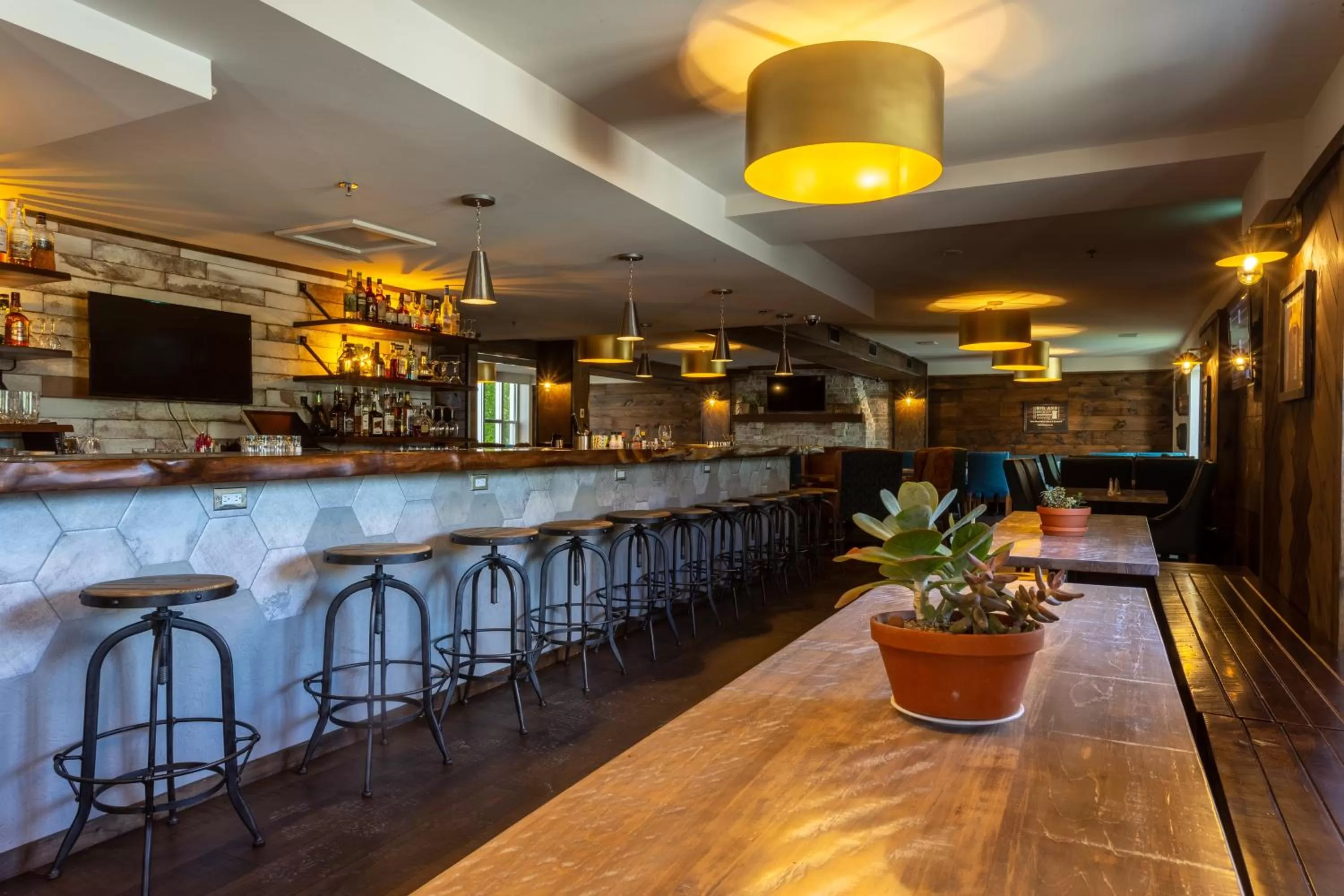 Lounge or bar in Crowne Plaza Fredericton Lord Beaverbrook by IHG