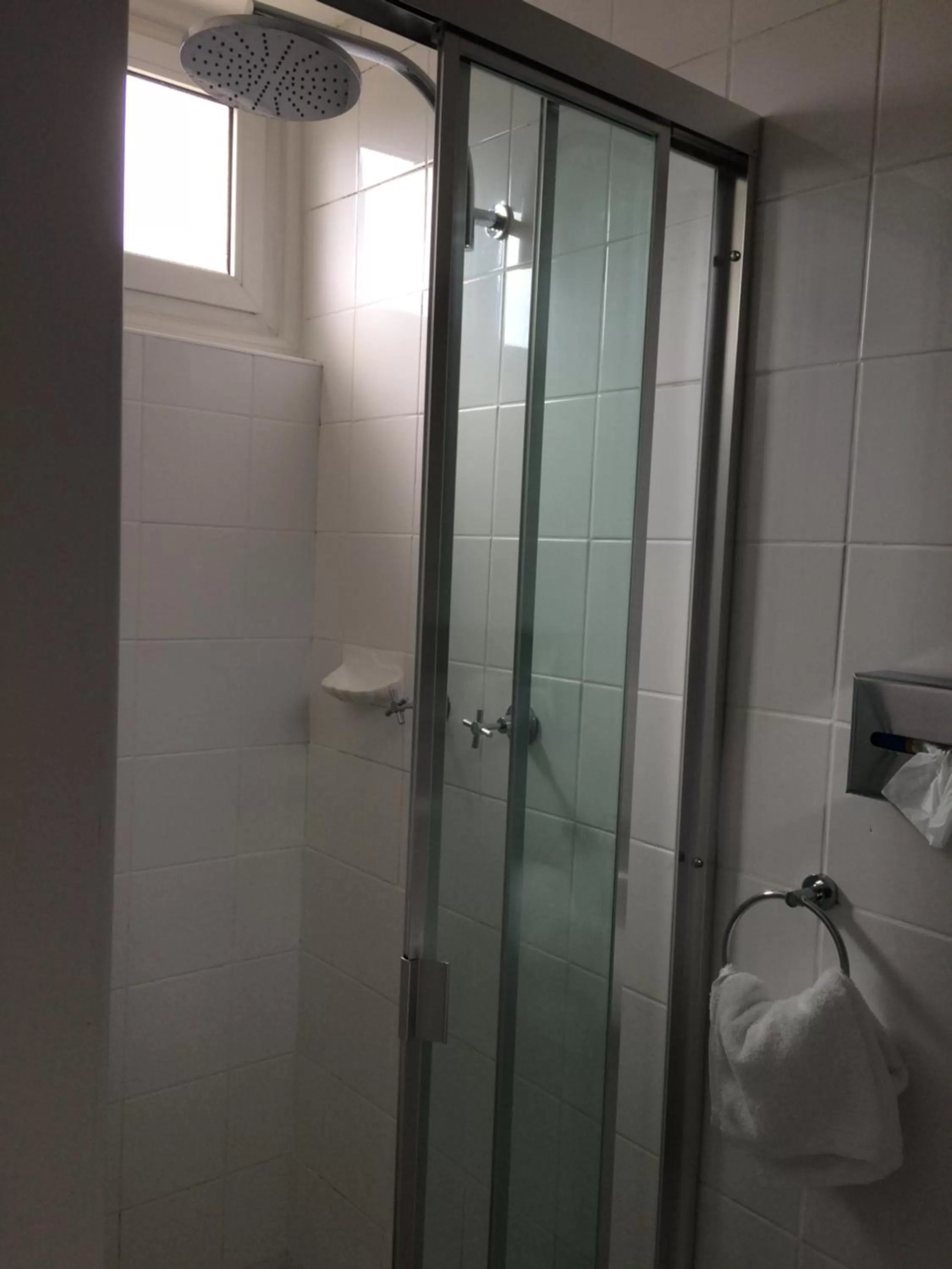 Bathroom, Bed in Edgecliff Lodge Motel