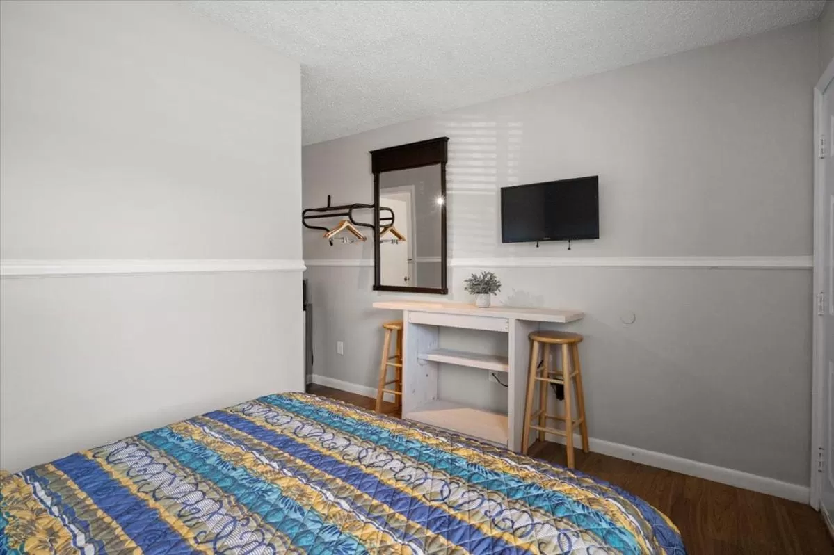 Bed in Beach Bum West-O Motel