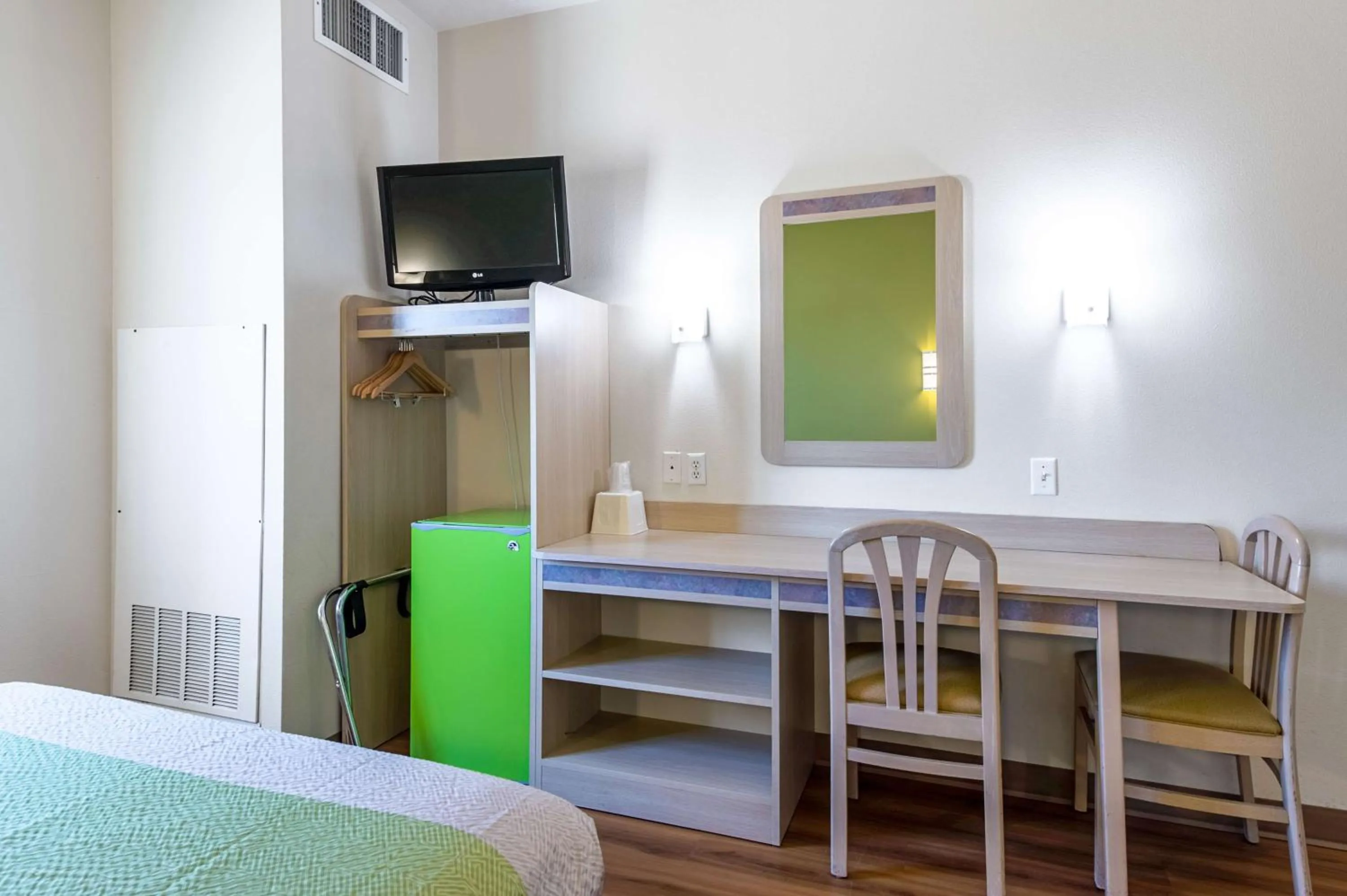 Photo of the whole room, Bed in Motel 6-Cedar City, UT