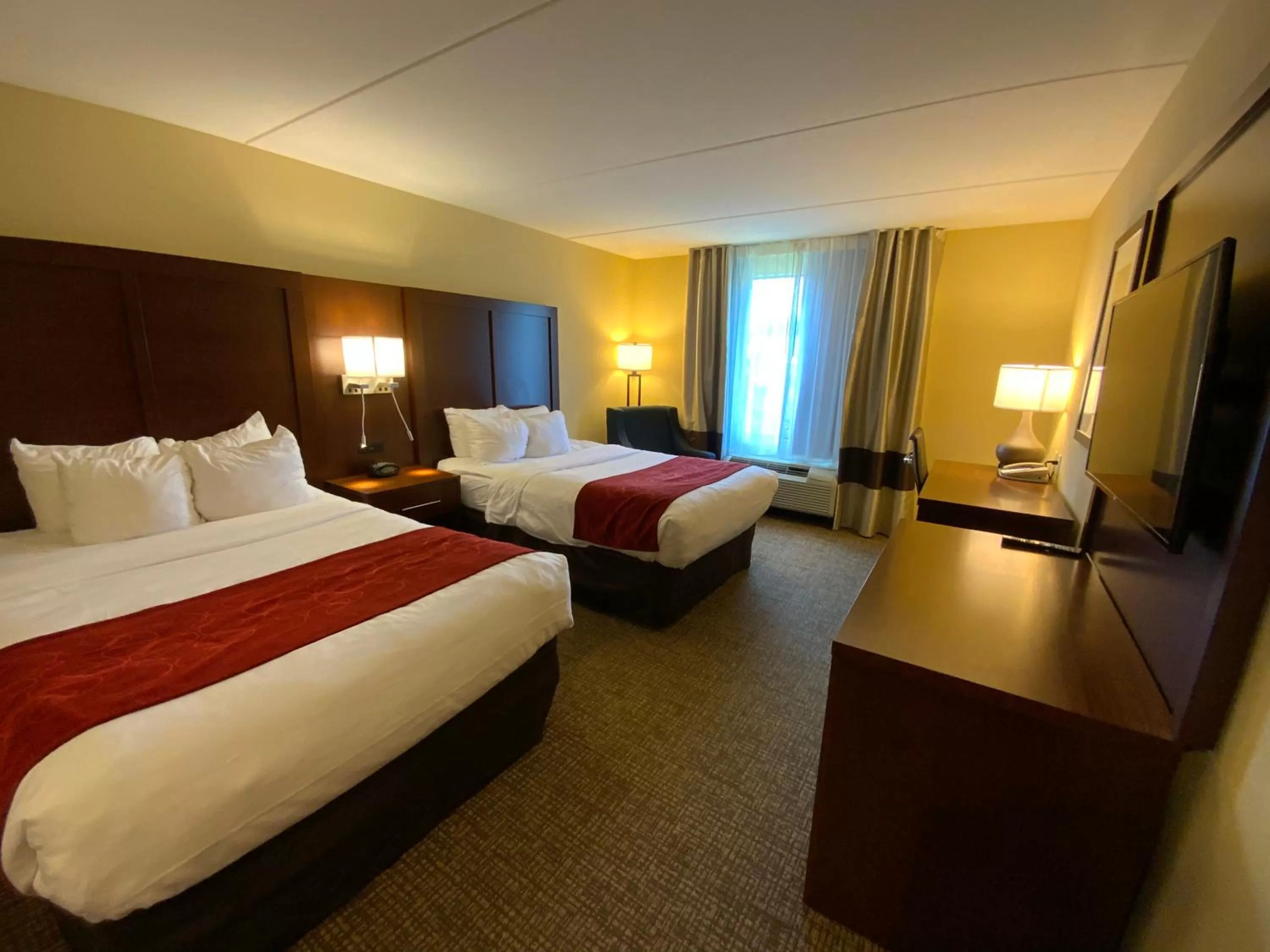 Photo of the whole room, Bed in Comfort Suites Fredericksburg North