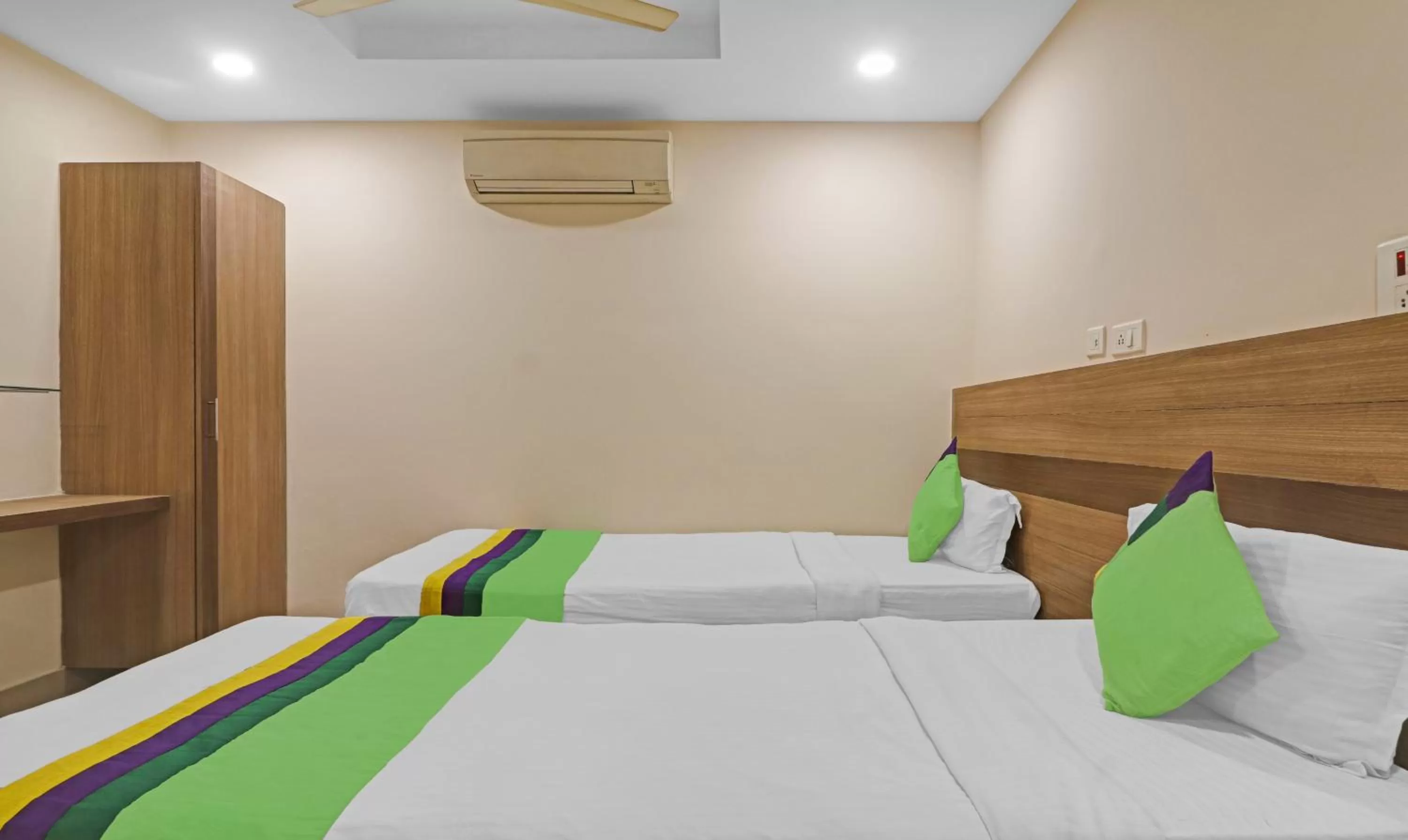 Bedroom, Bed in Treebo Pride Inn Botanica