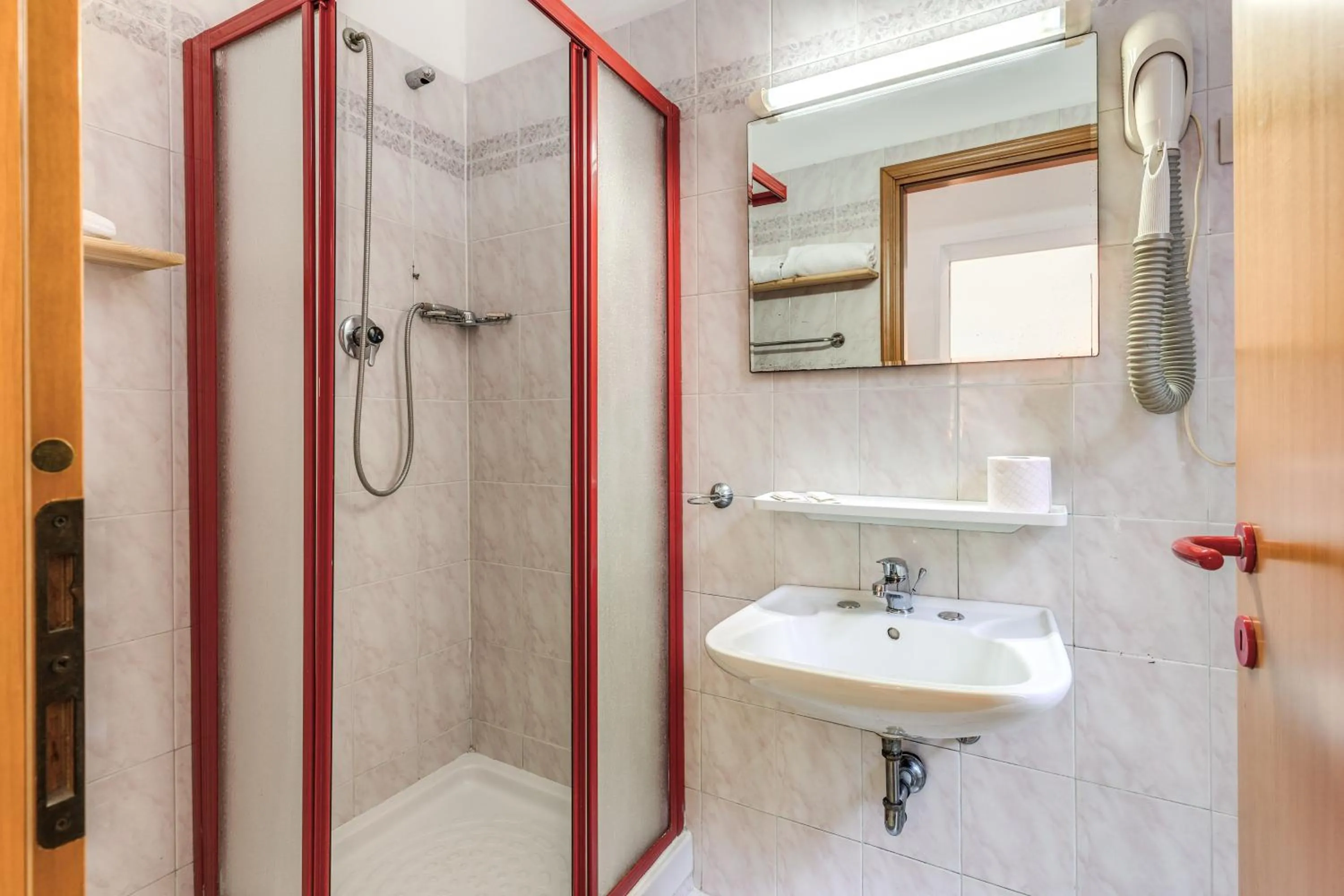 Bathroom in Hotel Altavilla 9