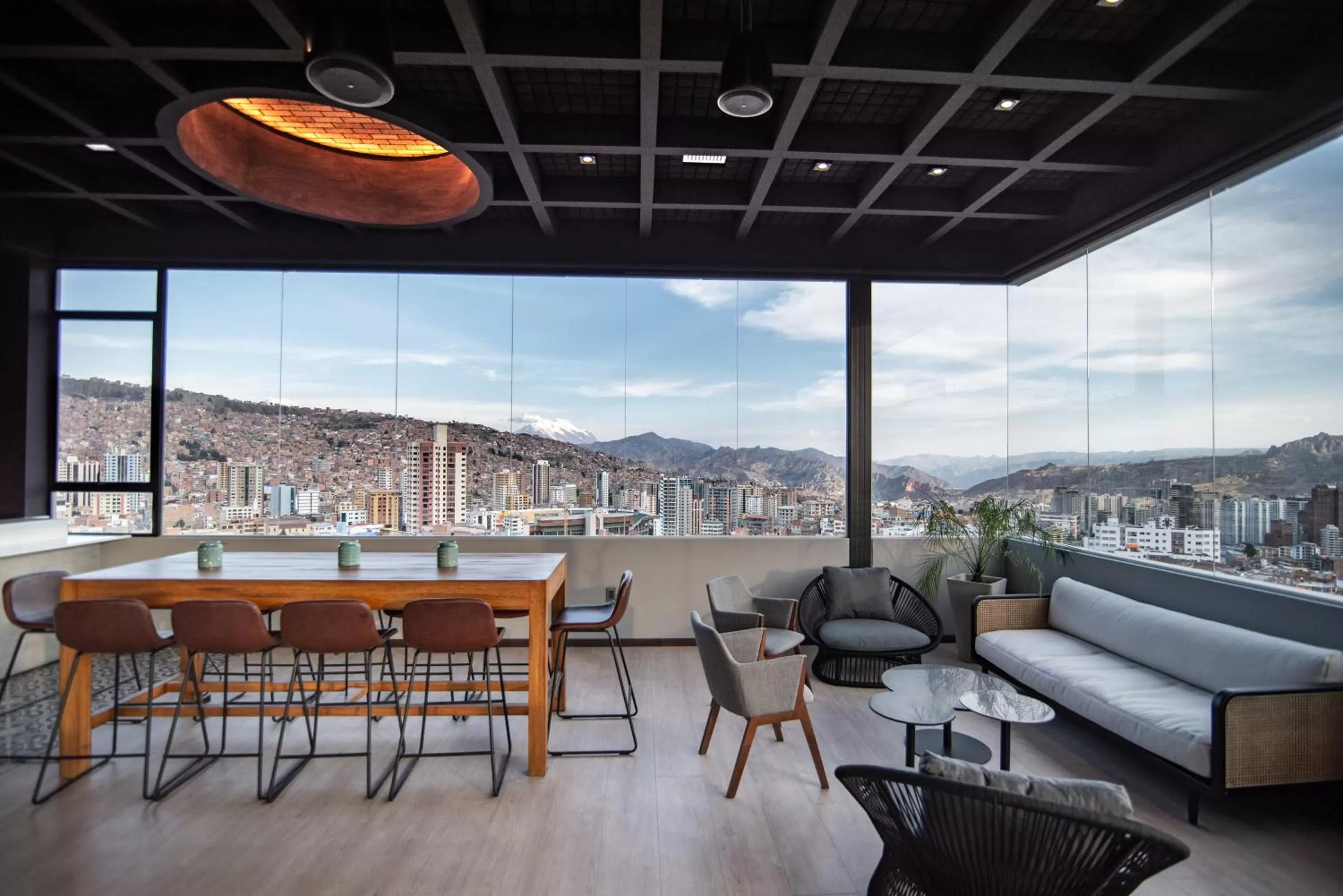 Restaurant/places to eat in Mitru Express Hotel