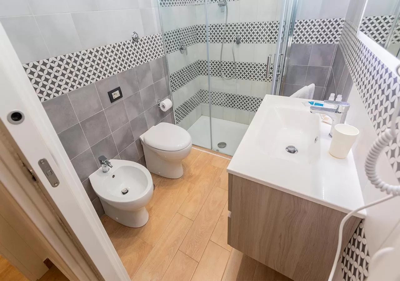 Shower in B&B Vico Milano 18